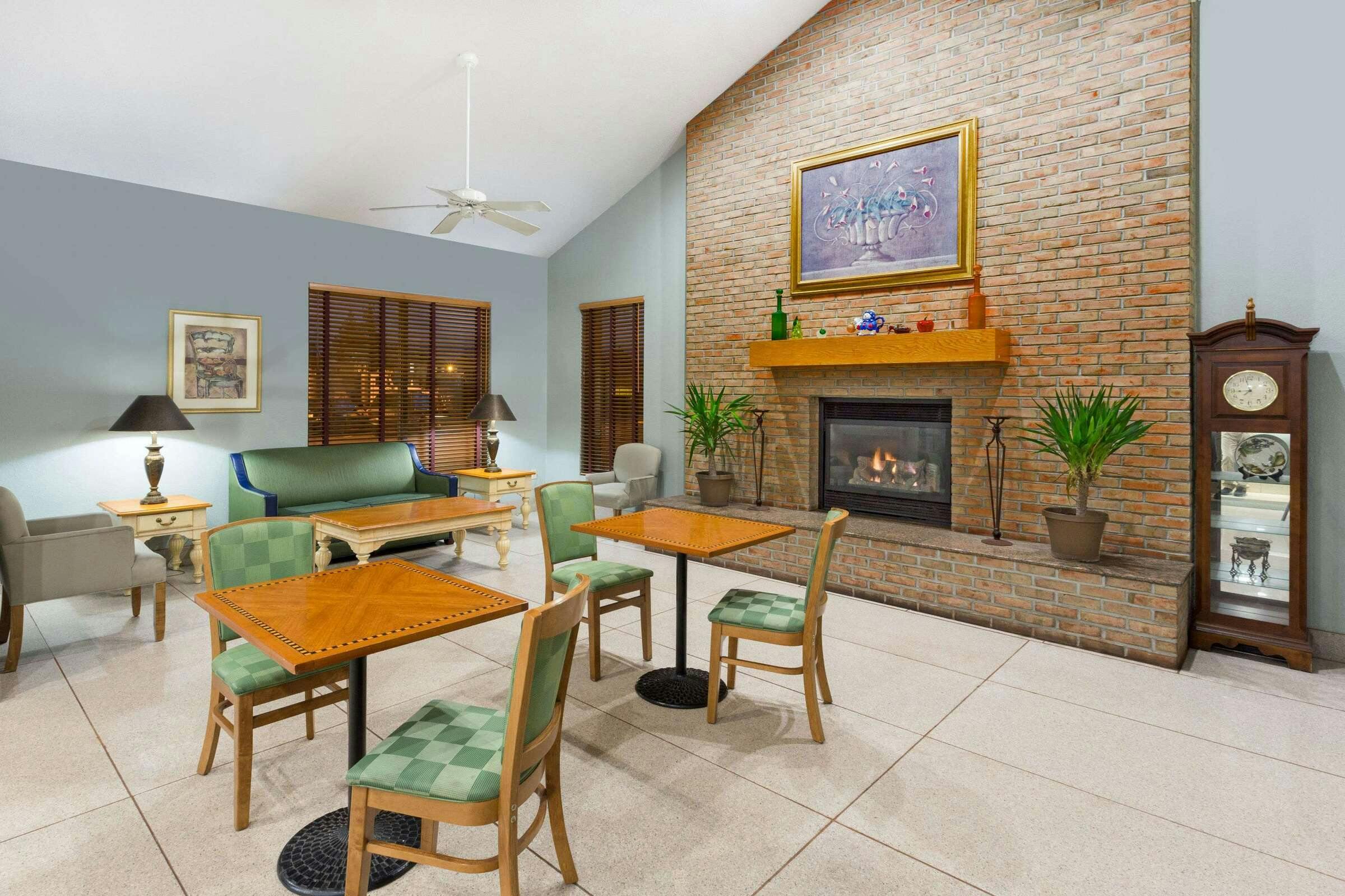 Hotel Super 8 by Wyndham Wisconsin Dells photo 1