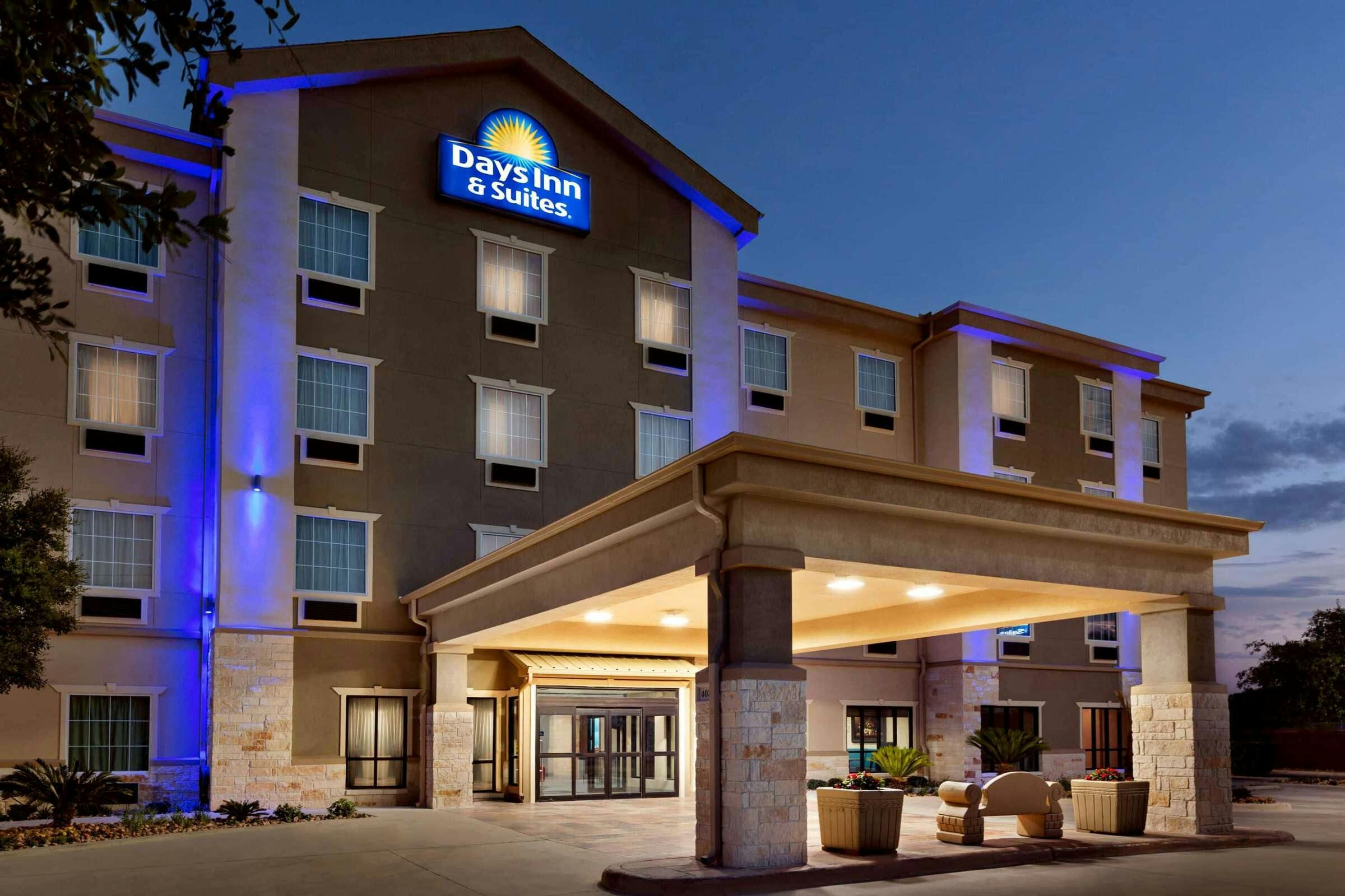 Days Inn & Suites by Wyndham San Antonio near Frost Bank Ctr