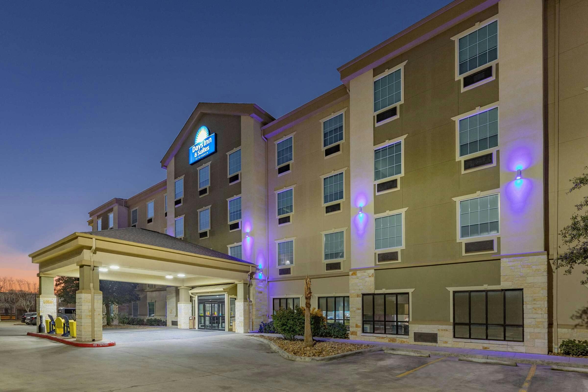 Hotel Days Inn & Suites by Wyndham San Antonio near Frost Bank Ctr photo 1