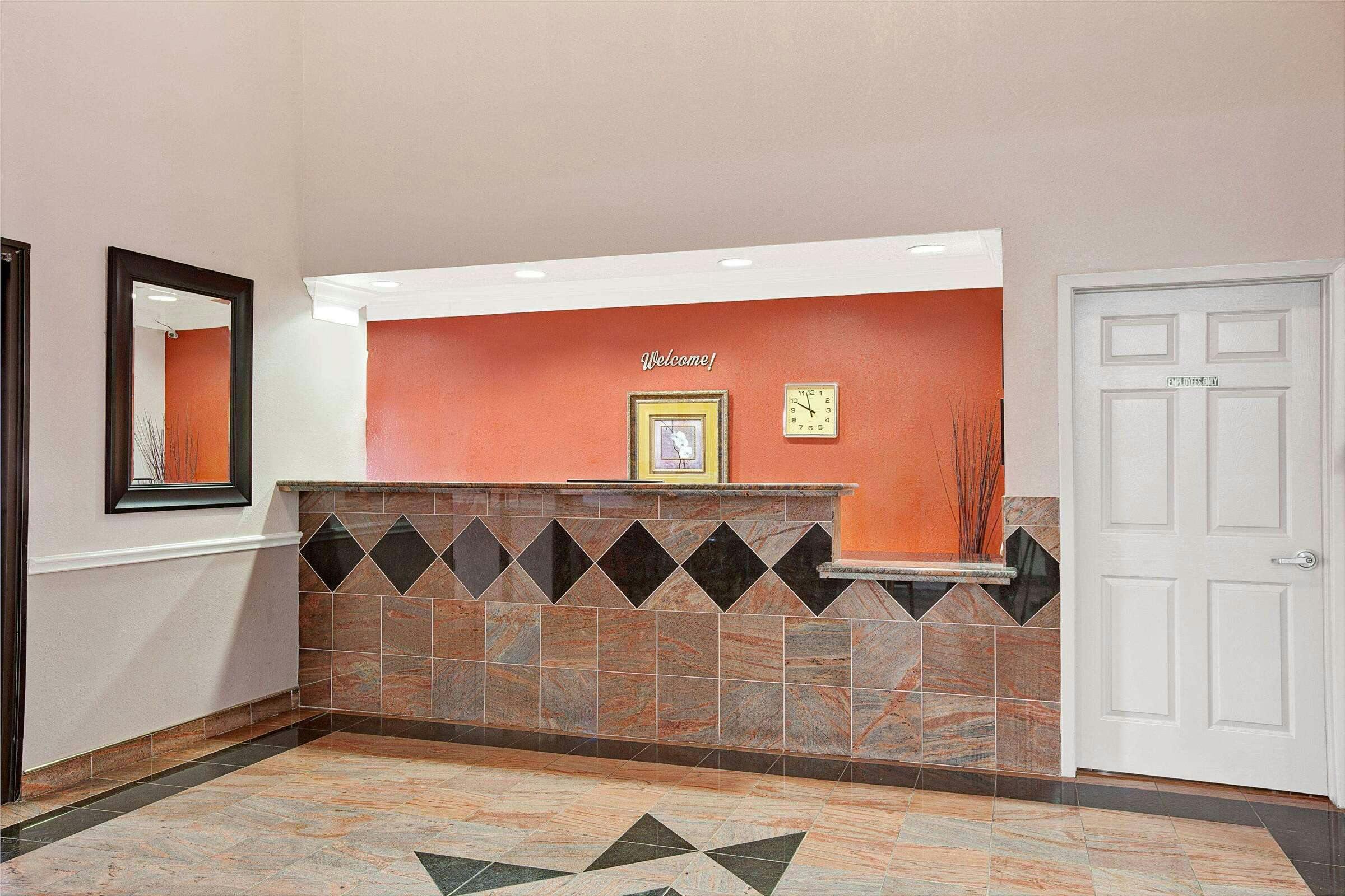 Hotel Super 8 by Wyndham Galveston photo 1