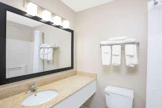 Hotel Baymont Inn Suites Ames photo 5
