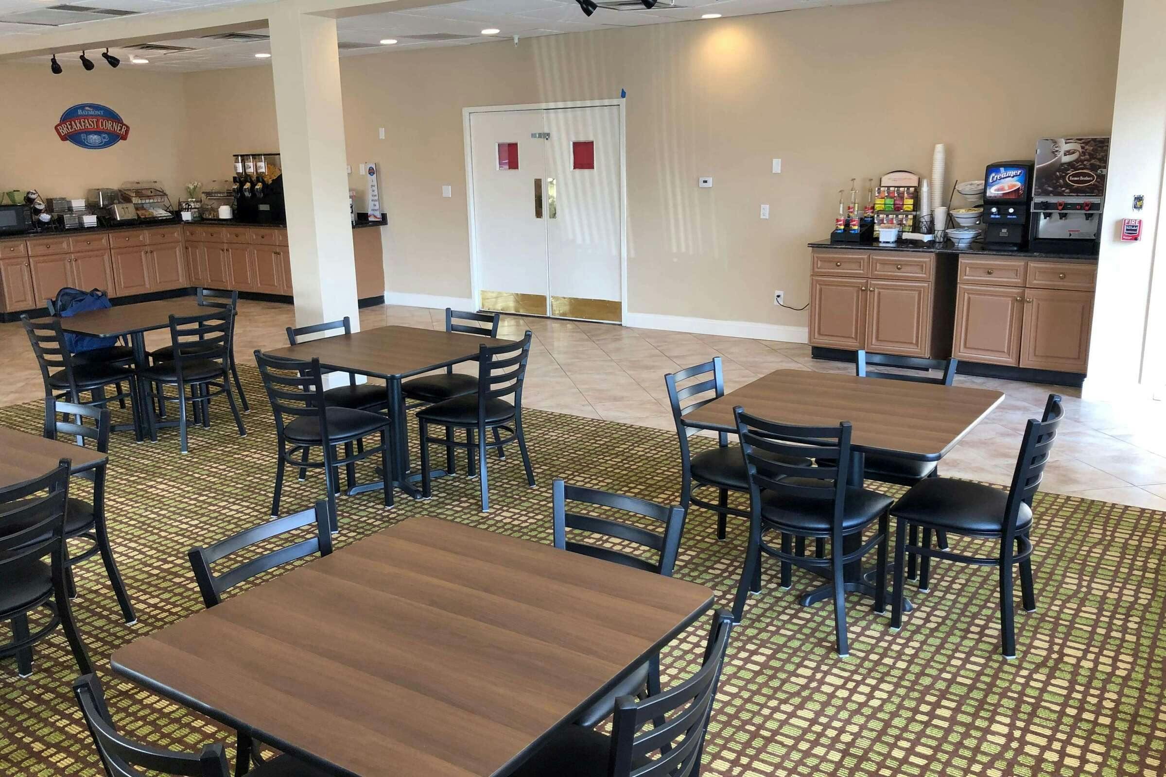Hotel Baymont Latham Albany Airport photo 2