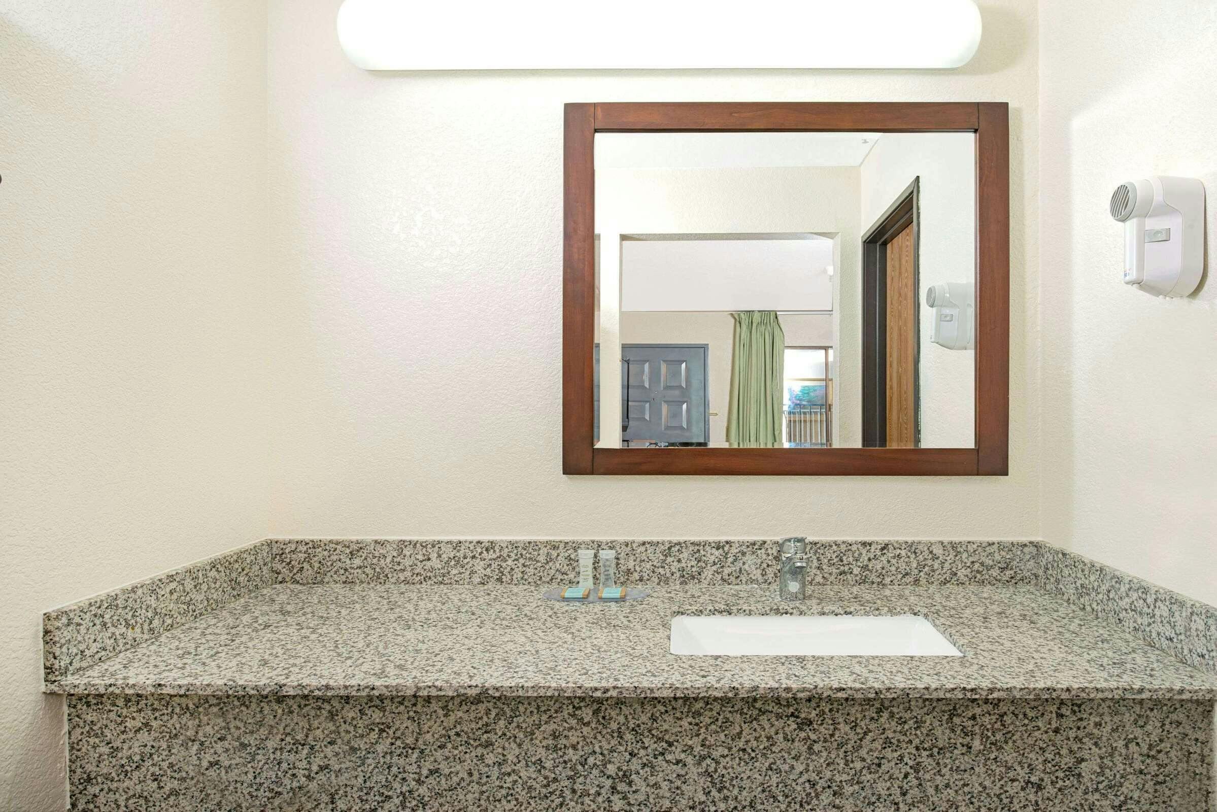 Hotel Travelodge by Wyndham Sacramento / Rancho Cordova photo 3