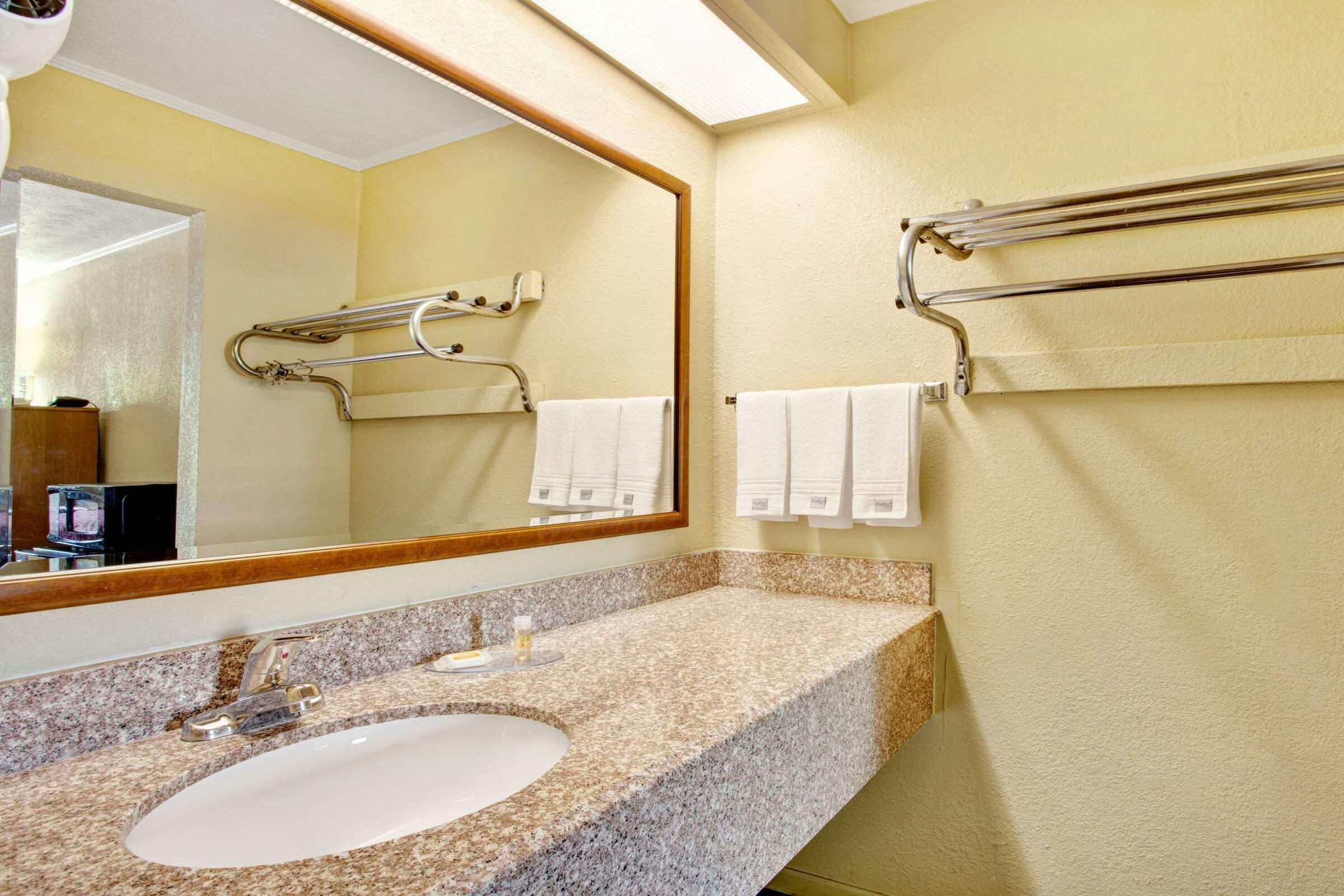 Hotel Days Inn Knoxville West photo 5