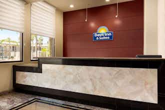 Hotel Days Inn & Suites by Wyndham Anaheim At Disneyland Park photo 1