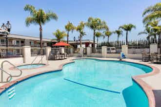 Hotel Days Inn & Suites by Wyndham Anaheim At Disneyland Park photo 3