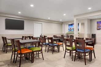 Hotel Days Inn & Suites by Wyndham Anaheim At Disneyland Park photo 4