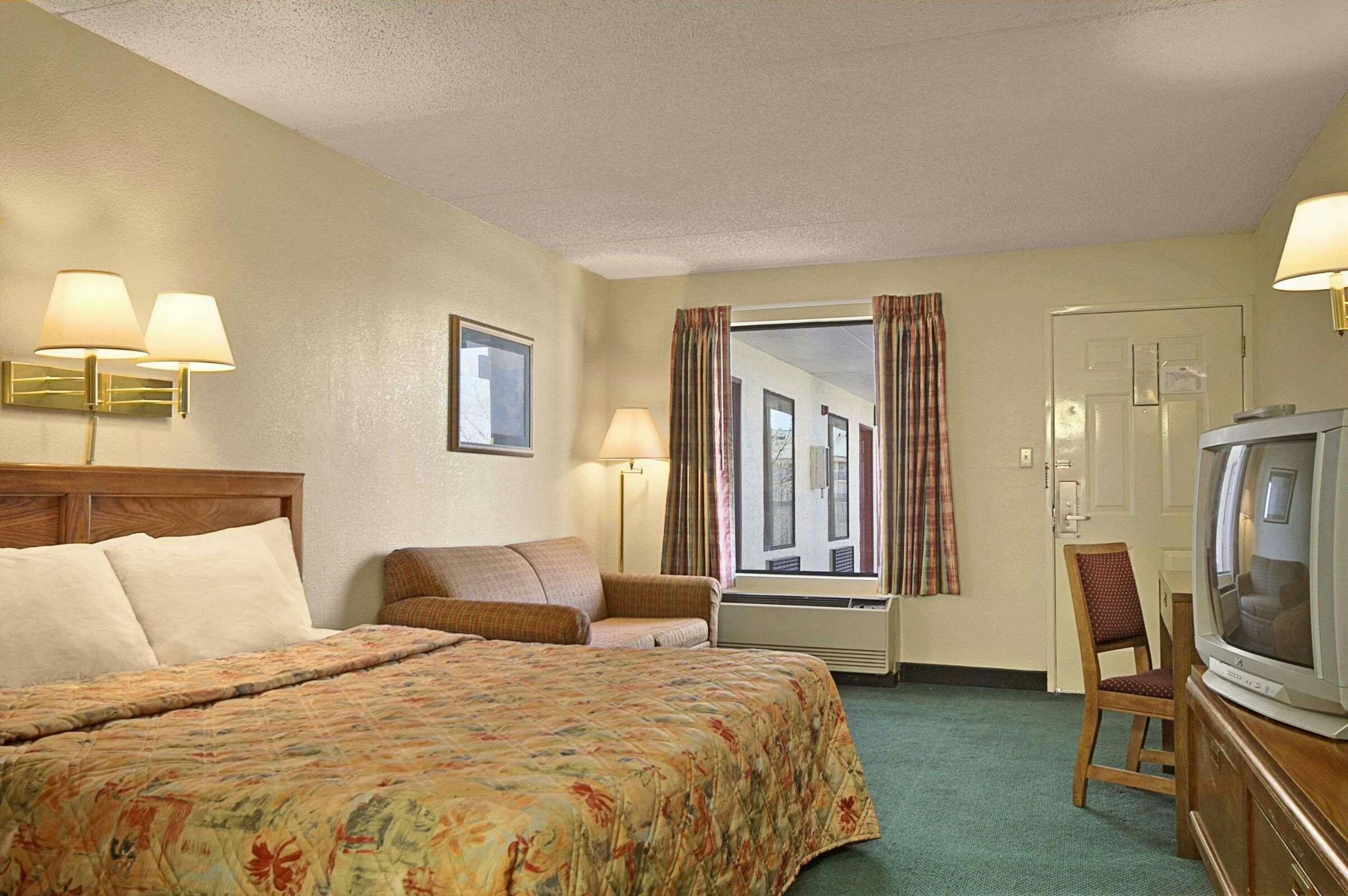 Hotel Days Inn by Wyndham Apple Valley Pigeon Forge/Sevierville photo 2