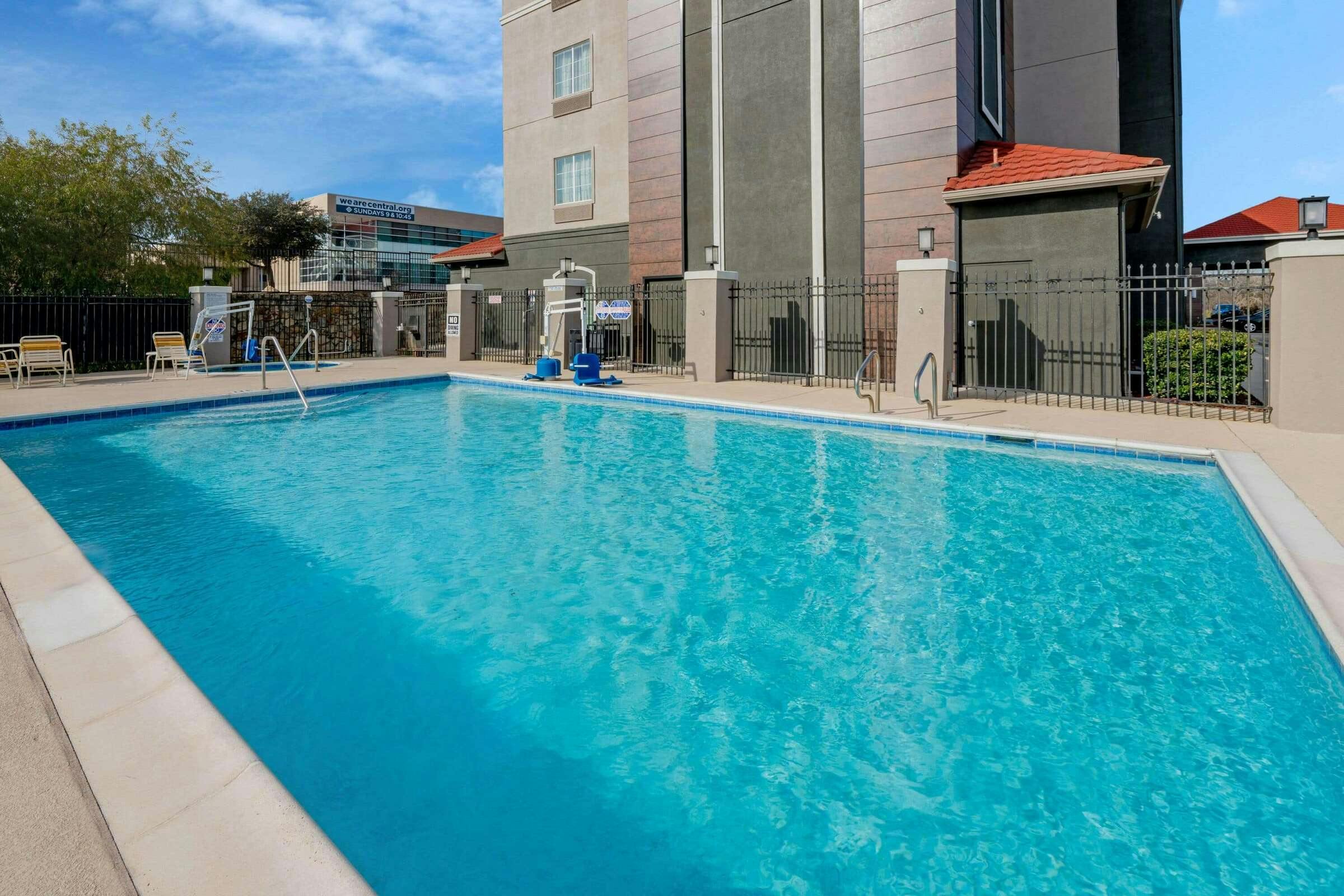 Hotel La Quinta by Wyndham Ft Worth photo 2