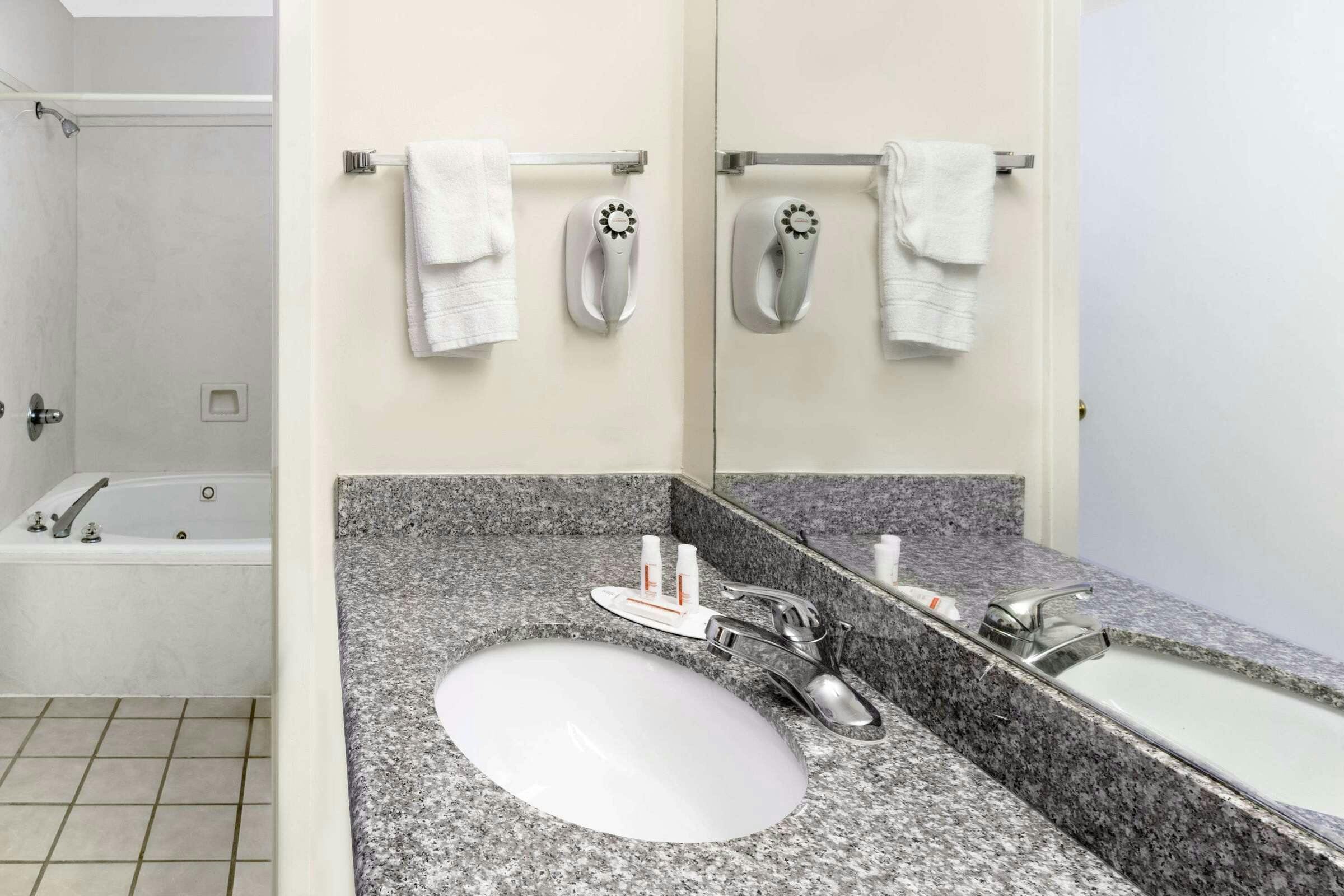 Hotel Super 8 by Wyndham Ocean Springs Biloxi photo 5