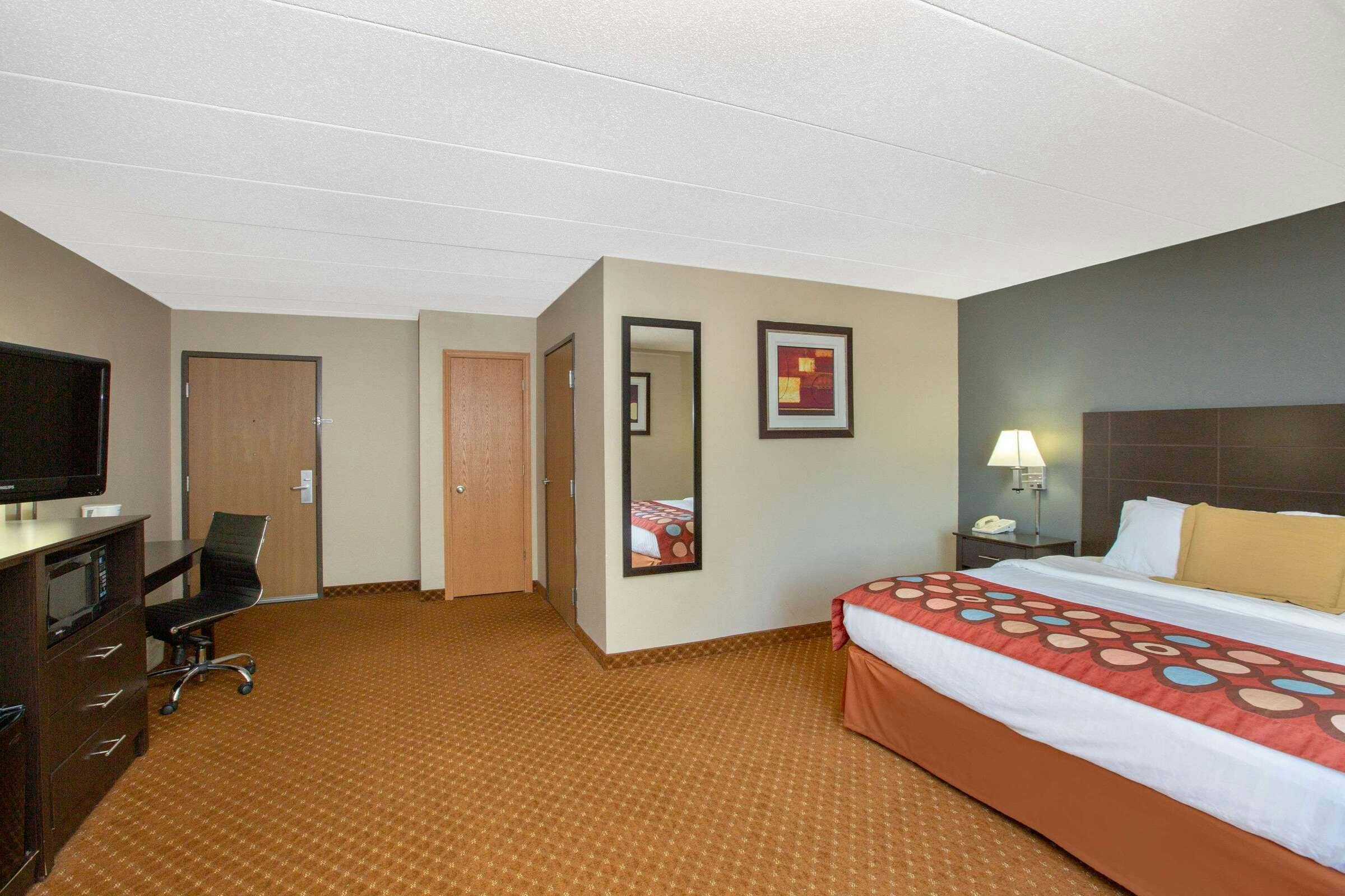Hotel AmericInn by Wyndham Coralville photo 5