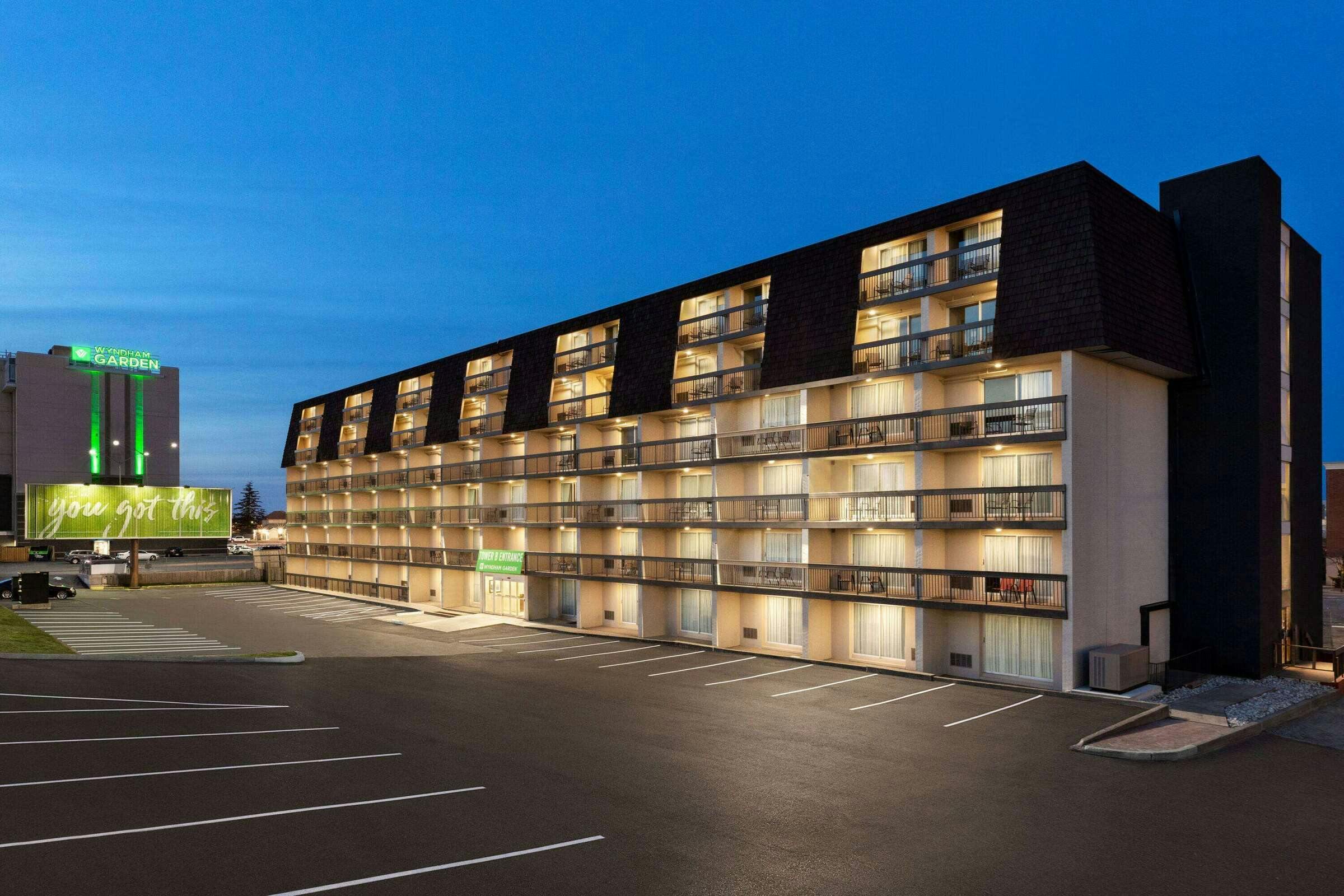 Hotel Wyndham Garden Niagara Falls Fallsview photo 2