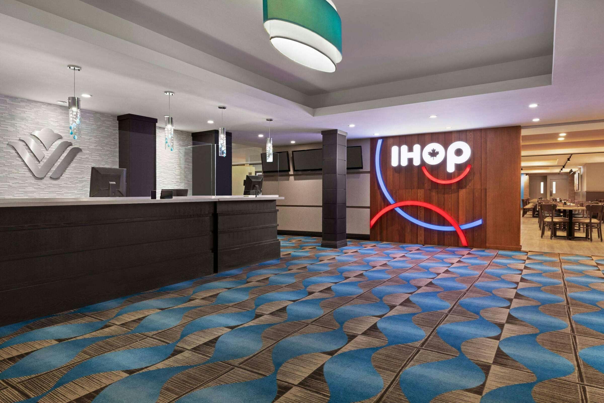 Hotel Wyndham Garden Niagara Falls Fallsview photo 4