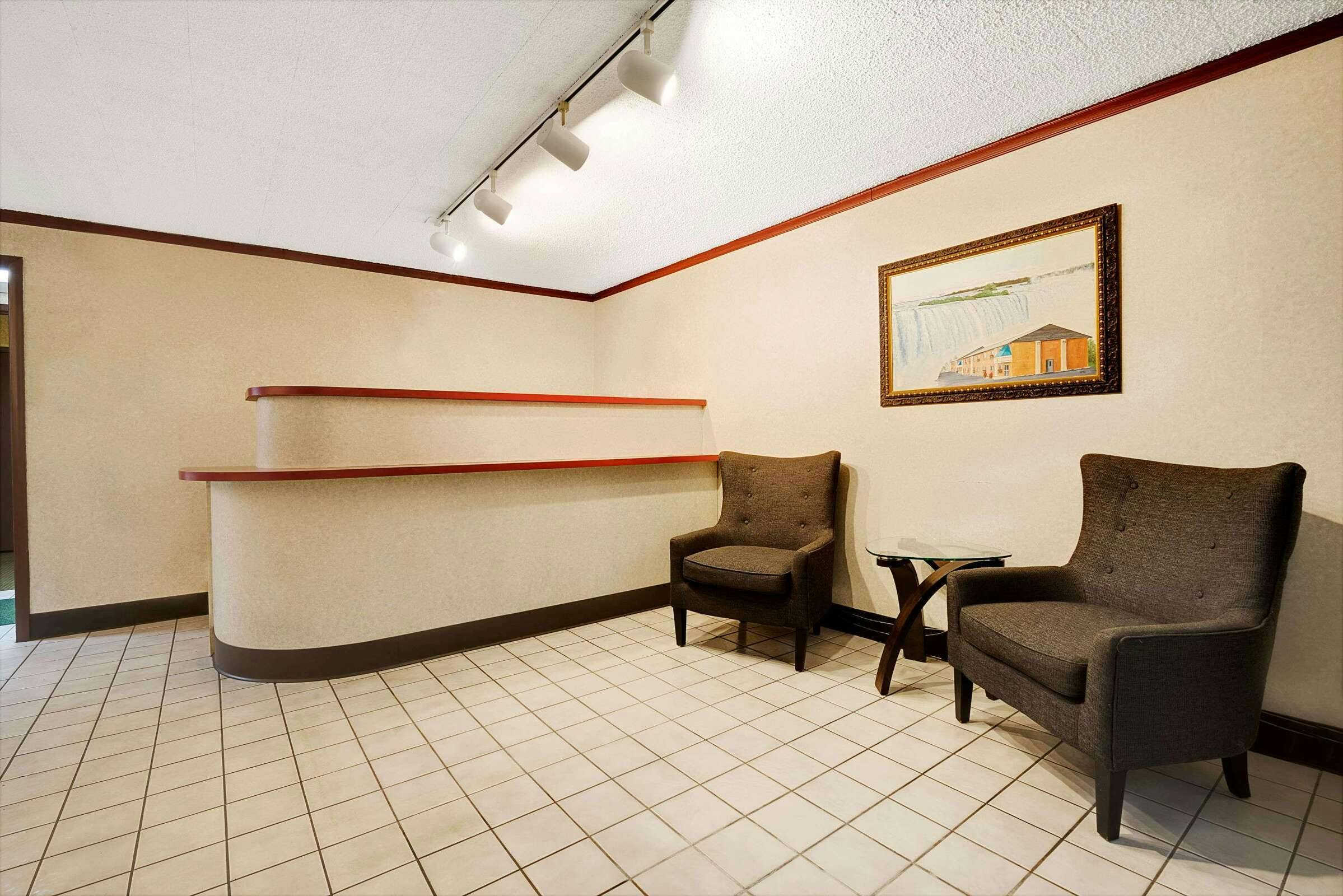 Hotel Super 8 by Wyndham Kenmore/Buffalo/Niagara Falls Area photo 2