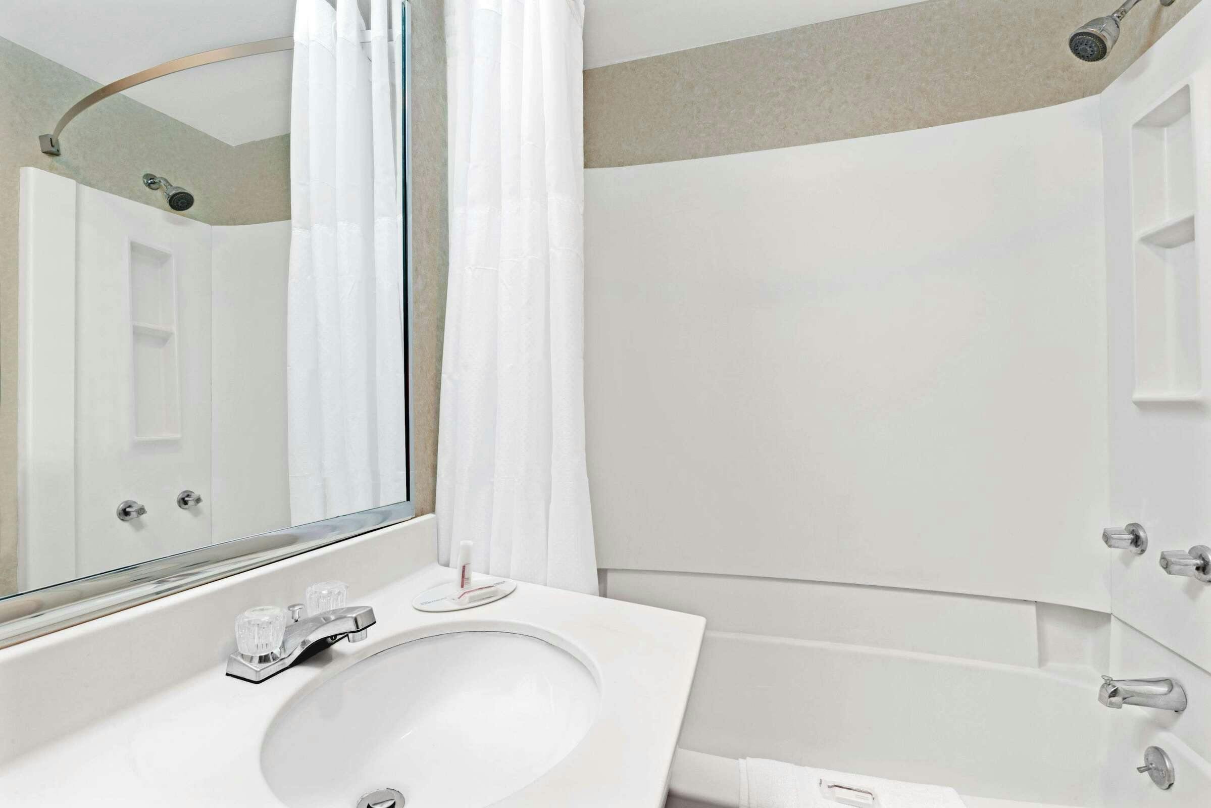 Hotel Super 8 by Wyndham Kenmore/Buffalo/Niagara Falls Area photo 5