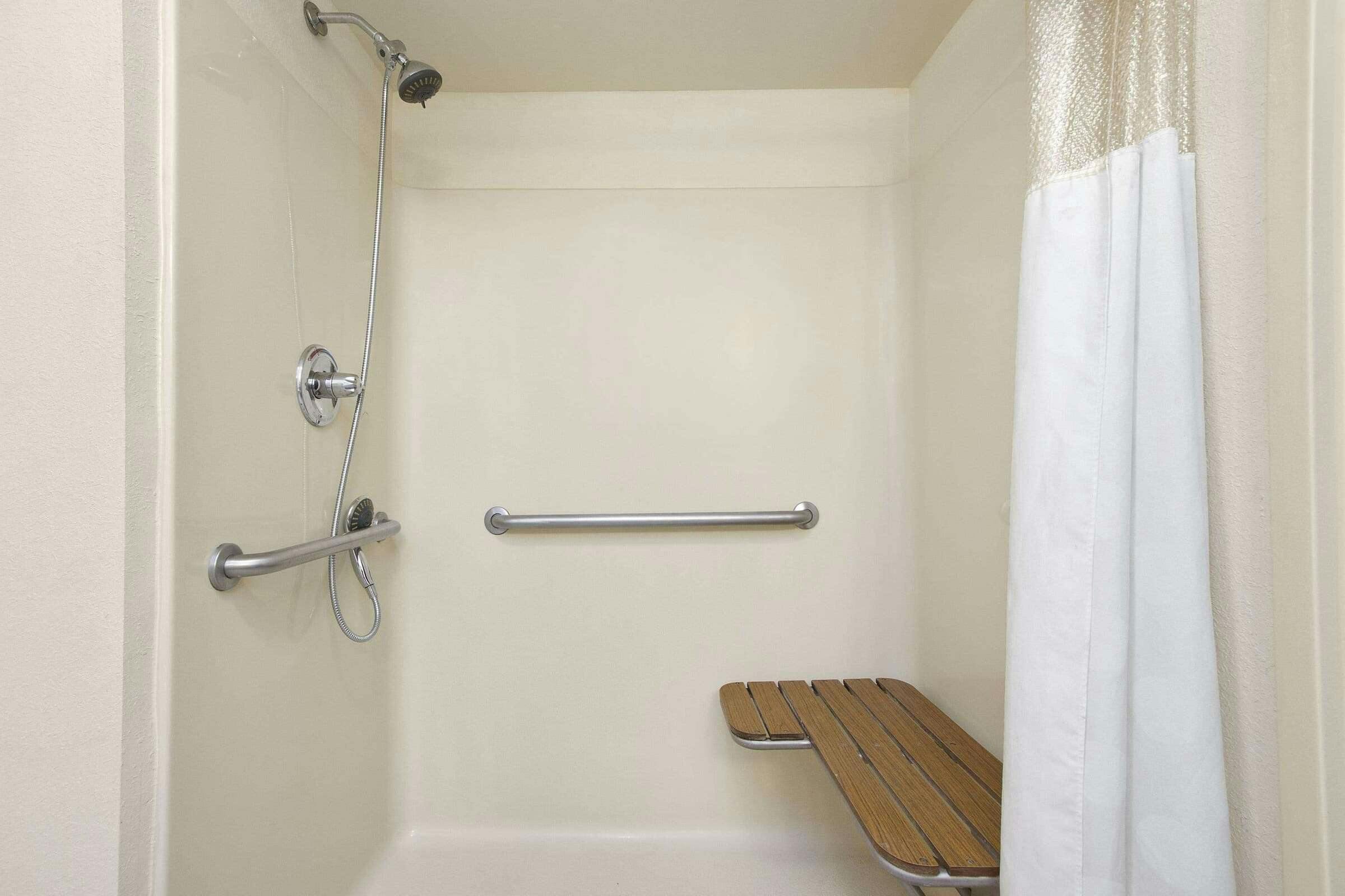 Hotel Days Inn By Wyndham Lexington/Columbia photo 2