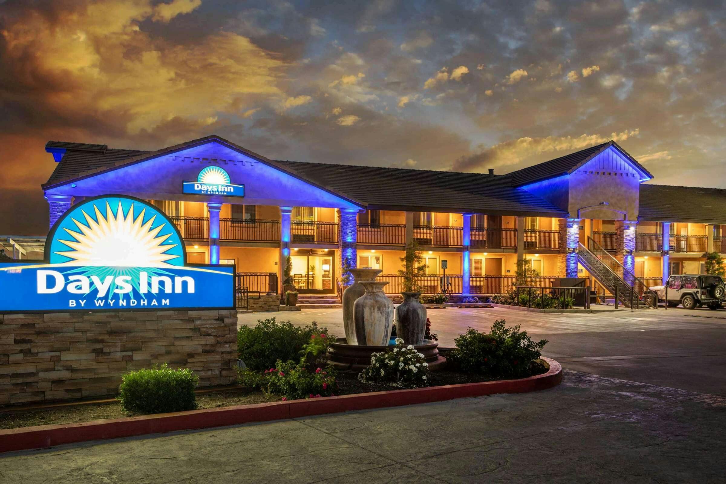 Hotel Days Inn by Wyndham Galt/Elk Grove South photo 2