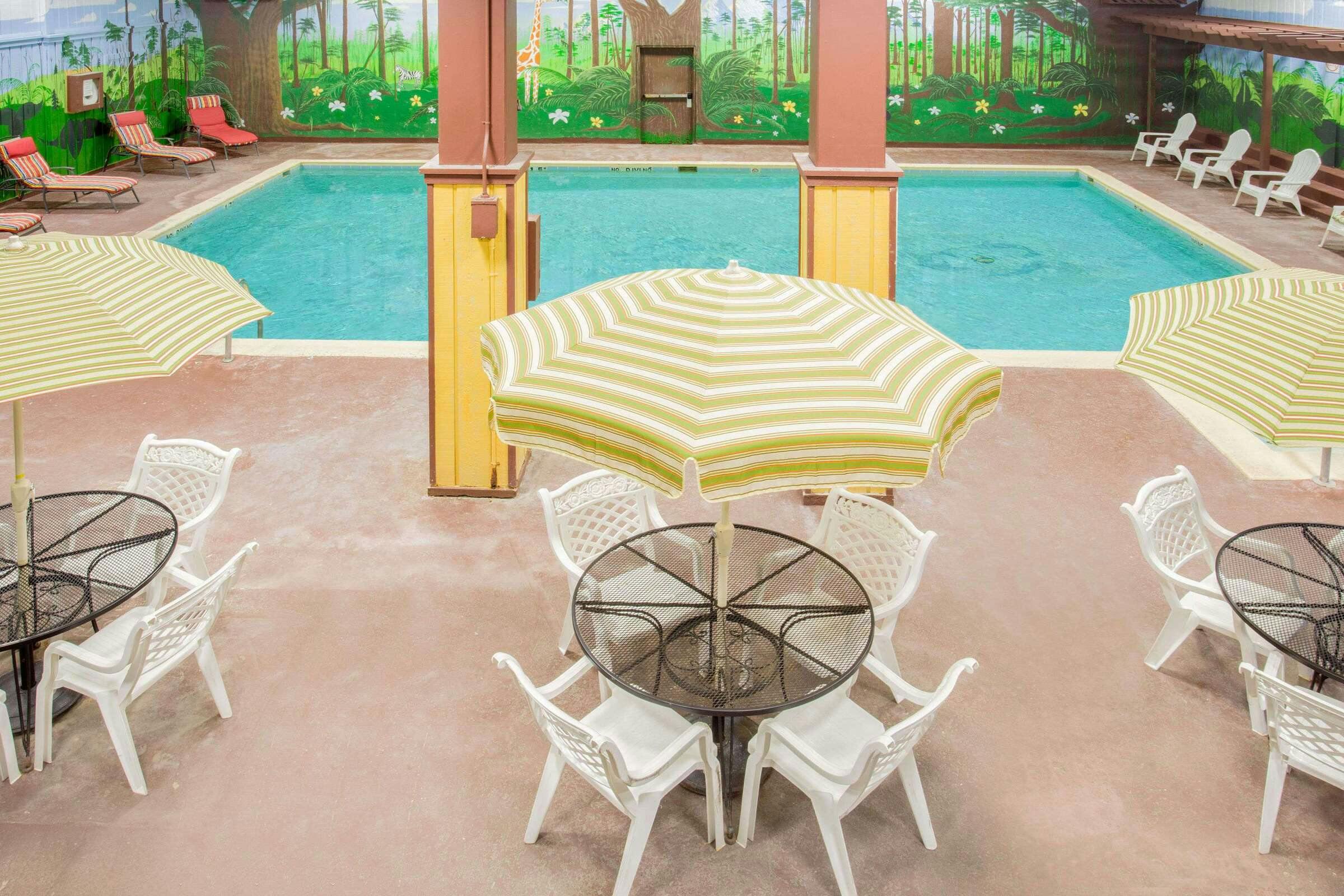 Hotel Ramada by Wyndham Angola/Fremont Area photo 2