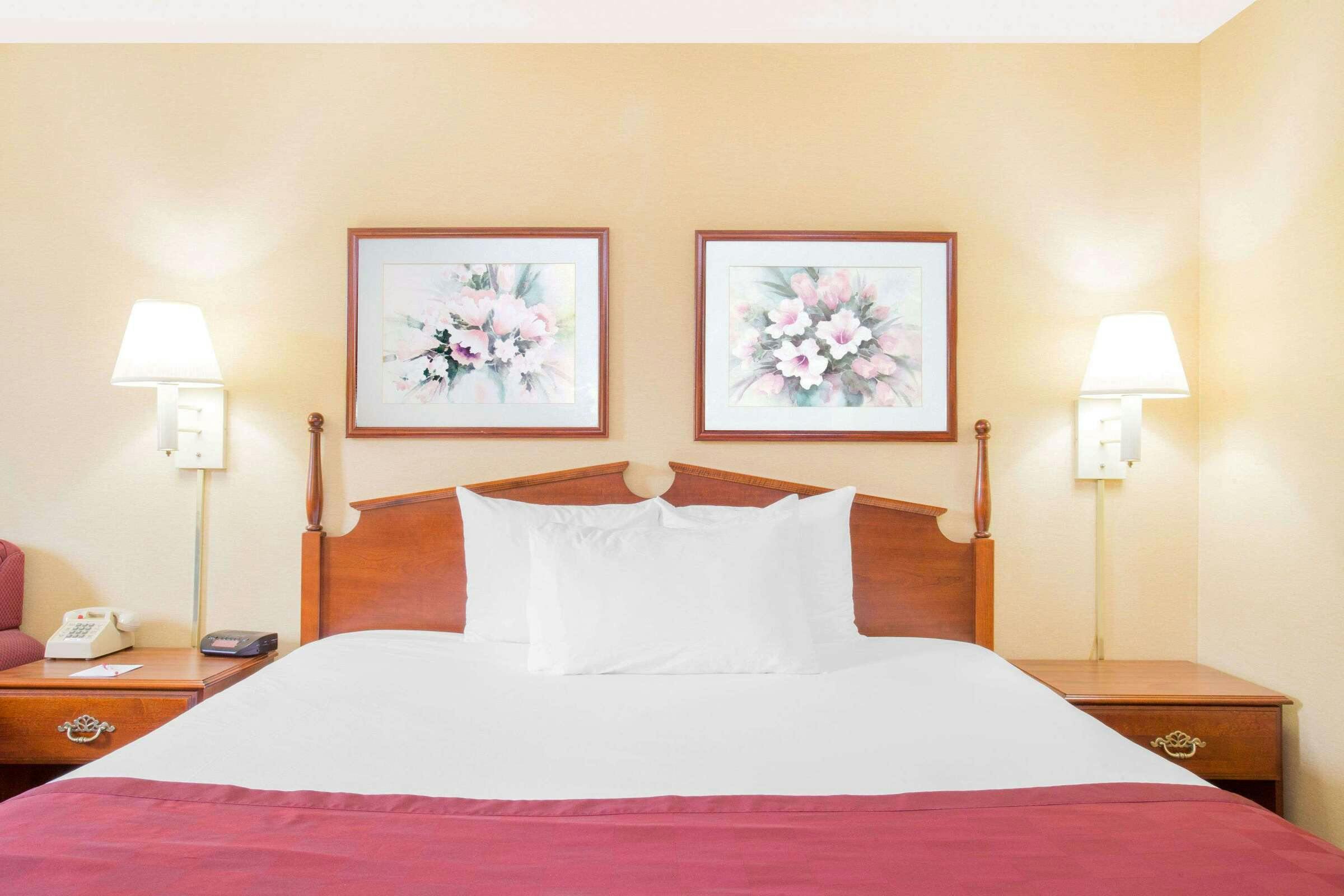 Hotel Ramada by Wyndham Angola/Fremont Area photo 5