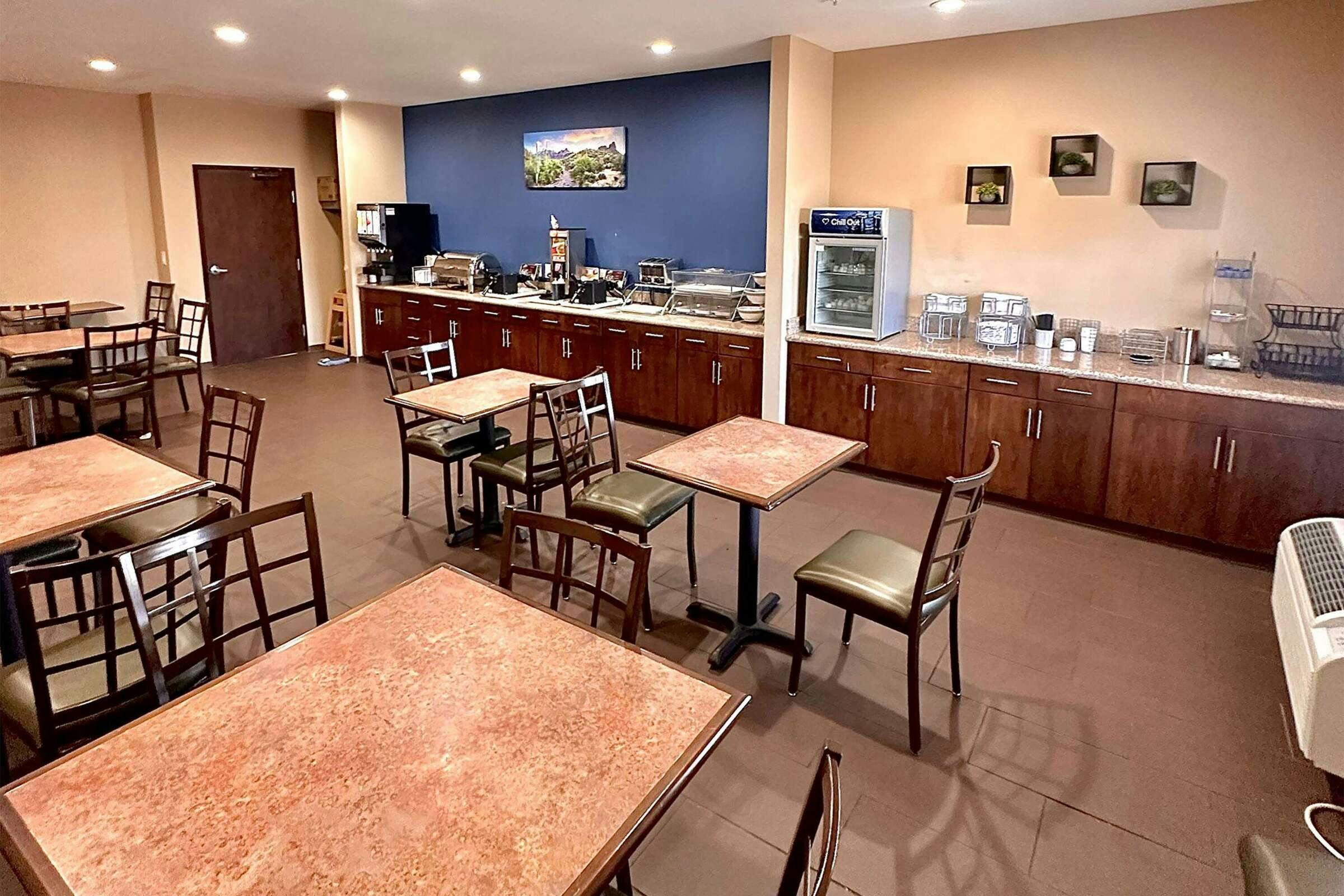 Hotel Baymont by Wyndham Phoenix North photo 3