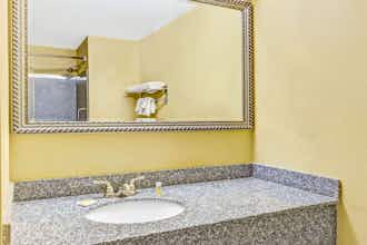 Hotel DI Suites Jeffersonville IN photo 3