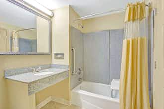 Hotel DI Suites Jeffersonville IN photo 5
