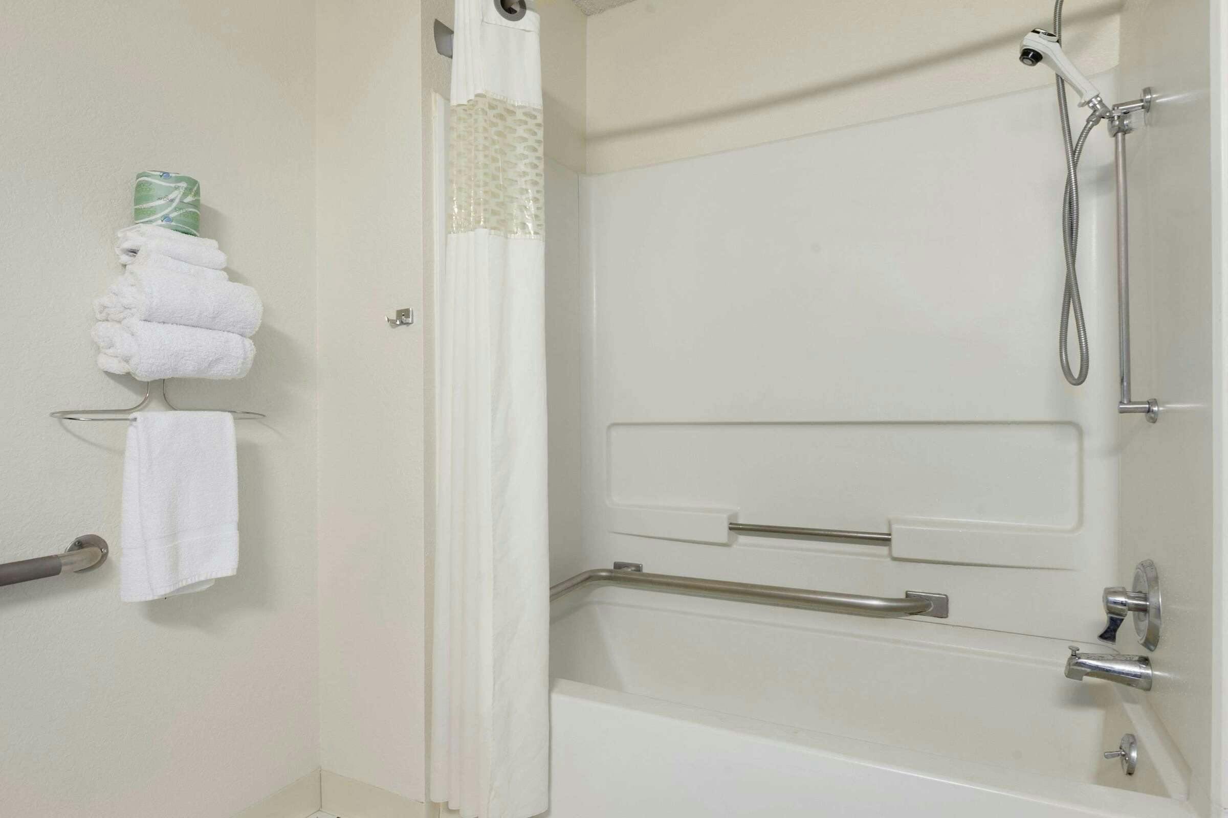 Hotel Super 8 by Wyndham Canton/Livonia Area photo 2