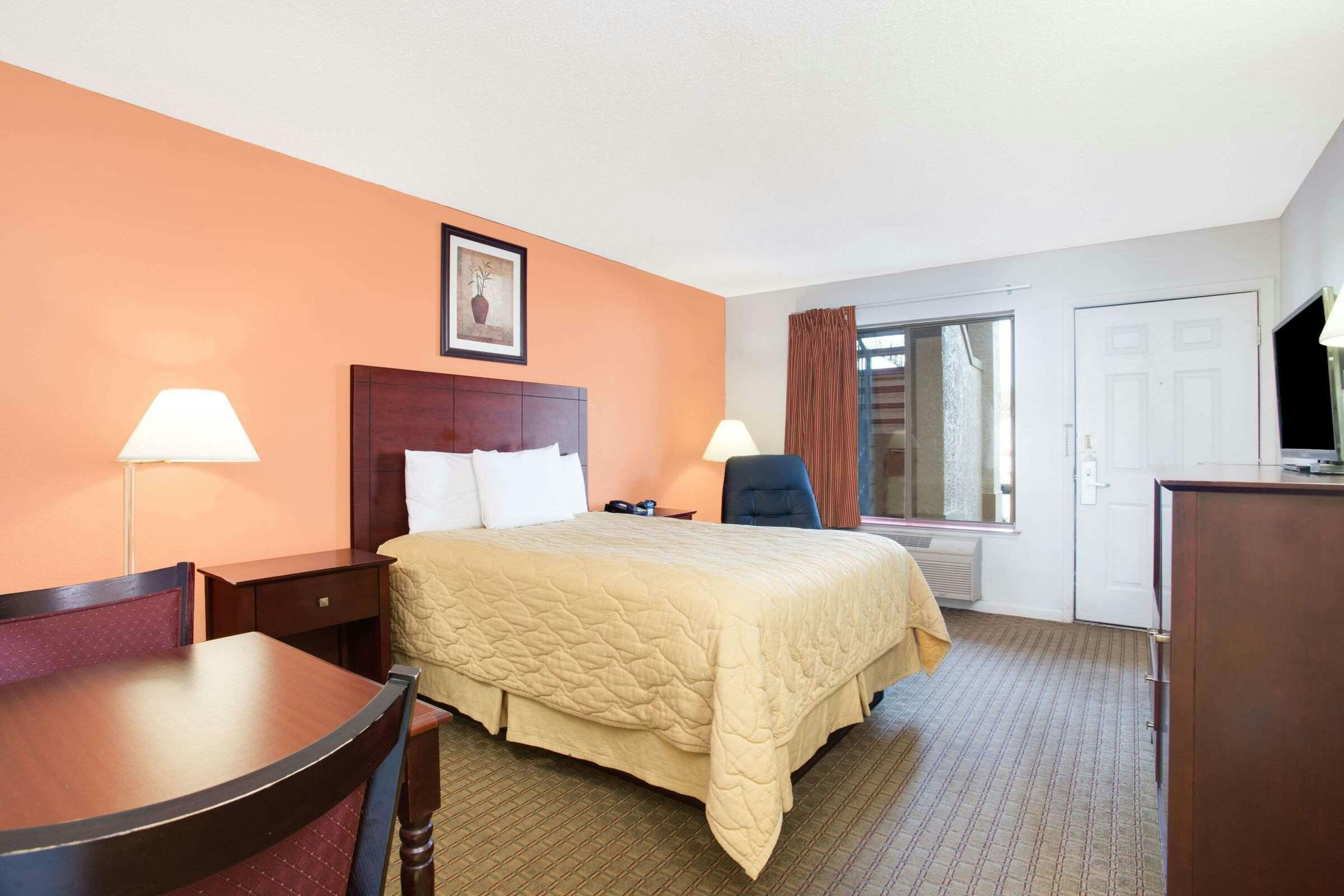 Hotel Super 8 by Wyndham Defuniak Springs photo 4