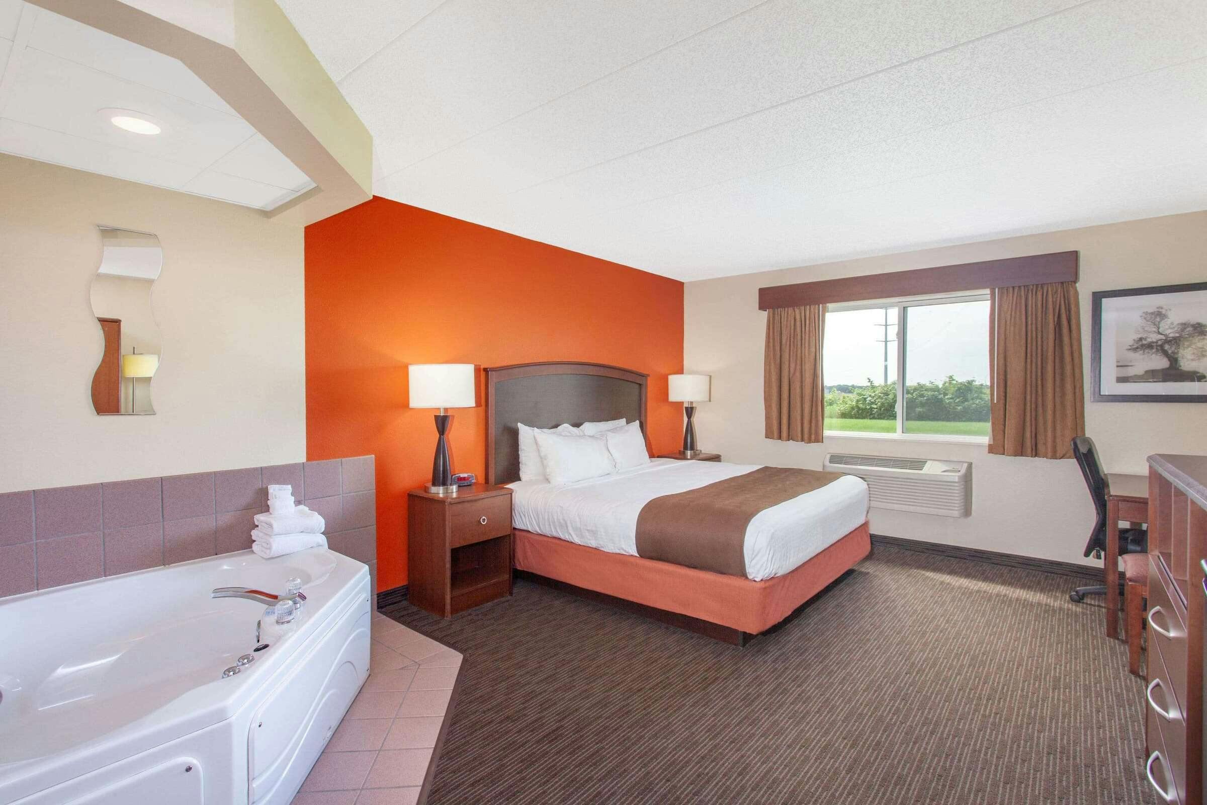 Hotel AmericInn by Wyndham St. Cloud MN I-94 photo 3