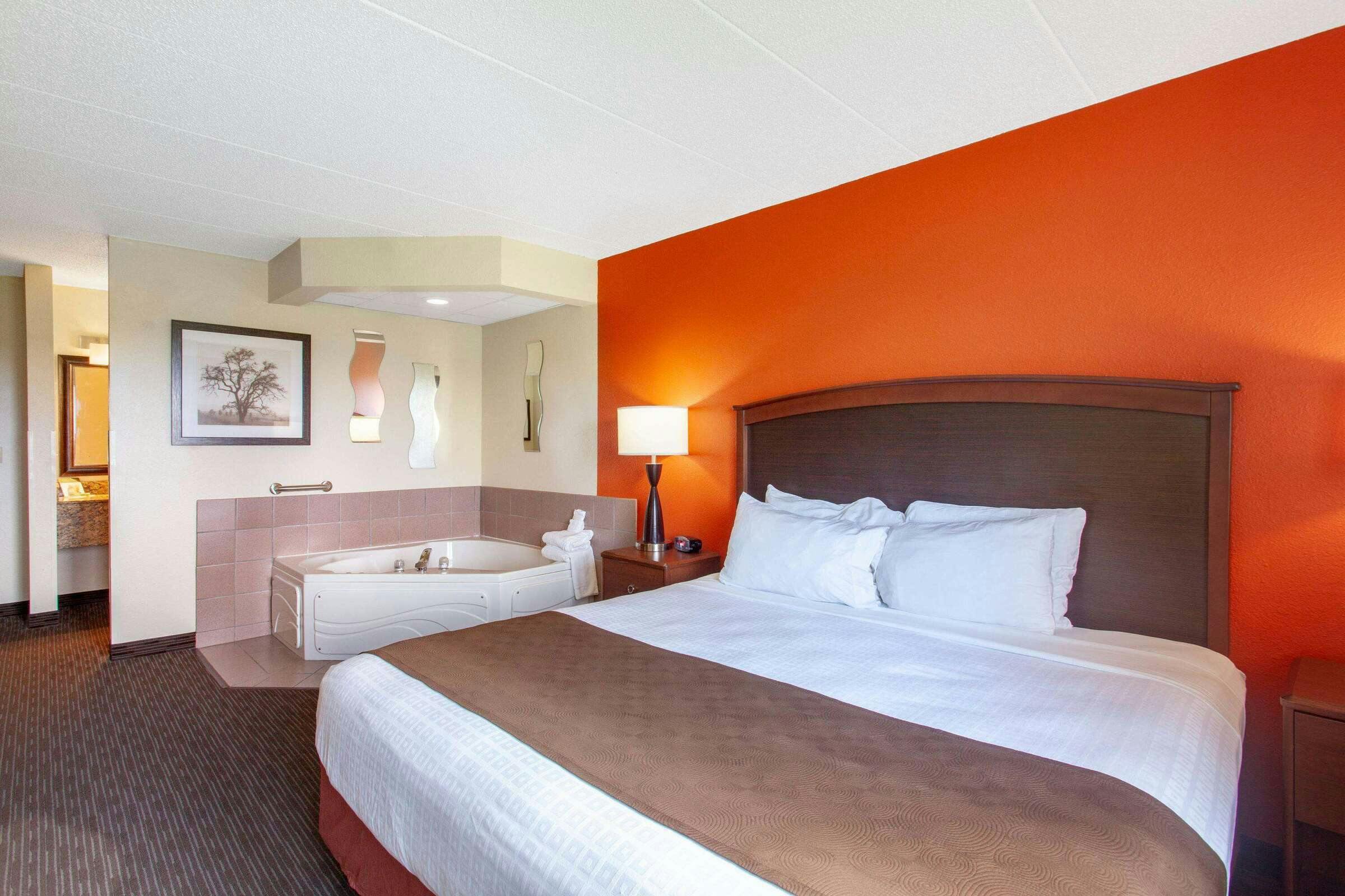 Hotel AmericInn by Wyndham St. Cloud MN I-94 photo 4