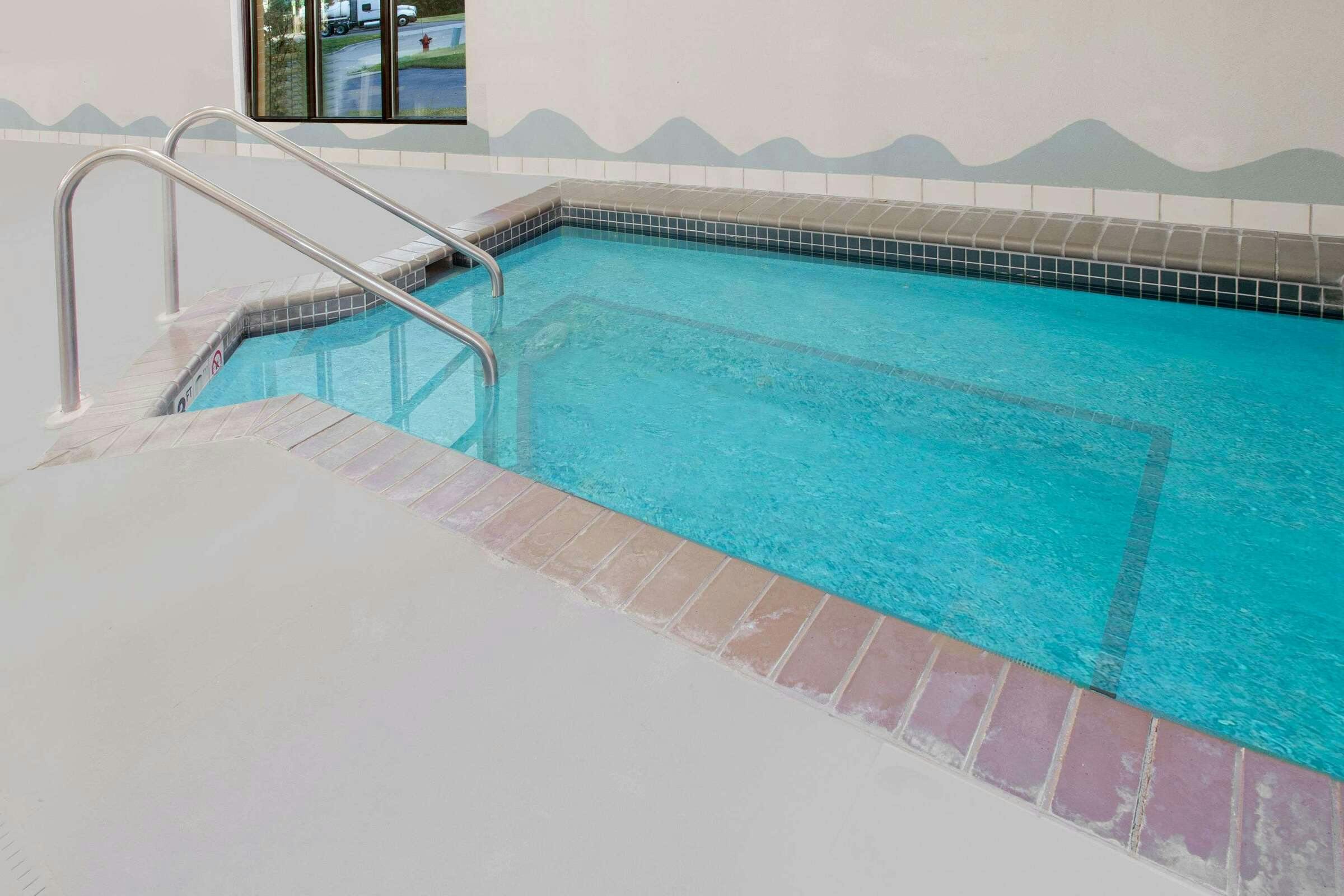 Hotel Days Inn by Wyndham Madison NE/Windsor photo 2