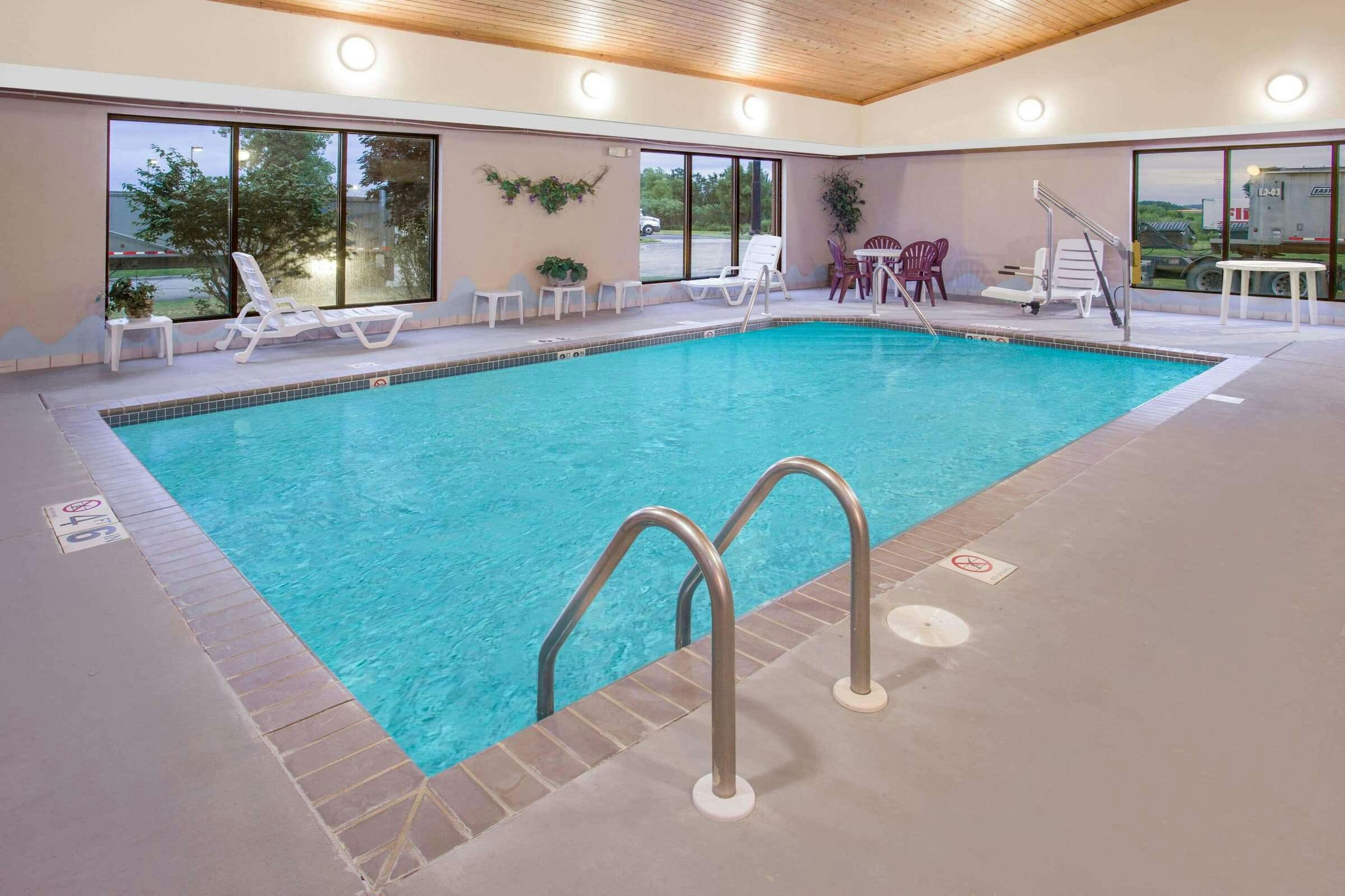 Hotel Days Inn by Wyndham Madison NE/Windsor photo 3