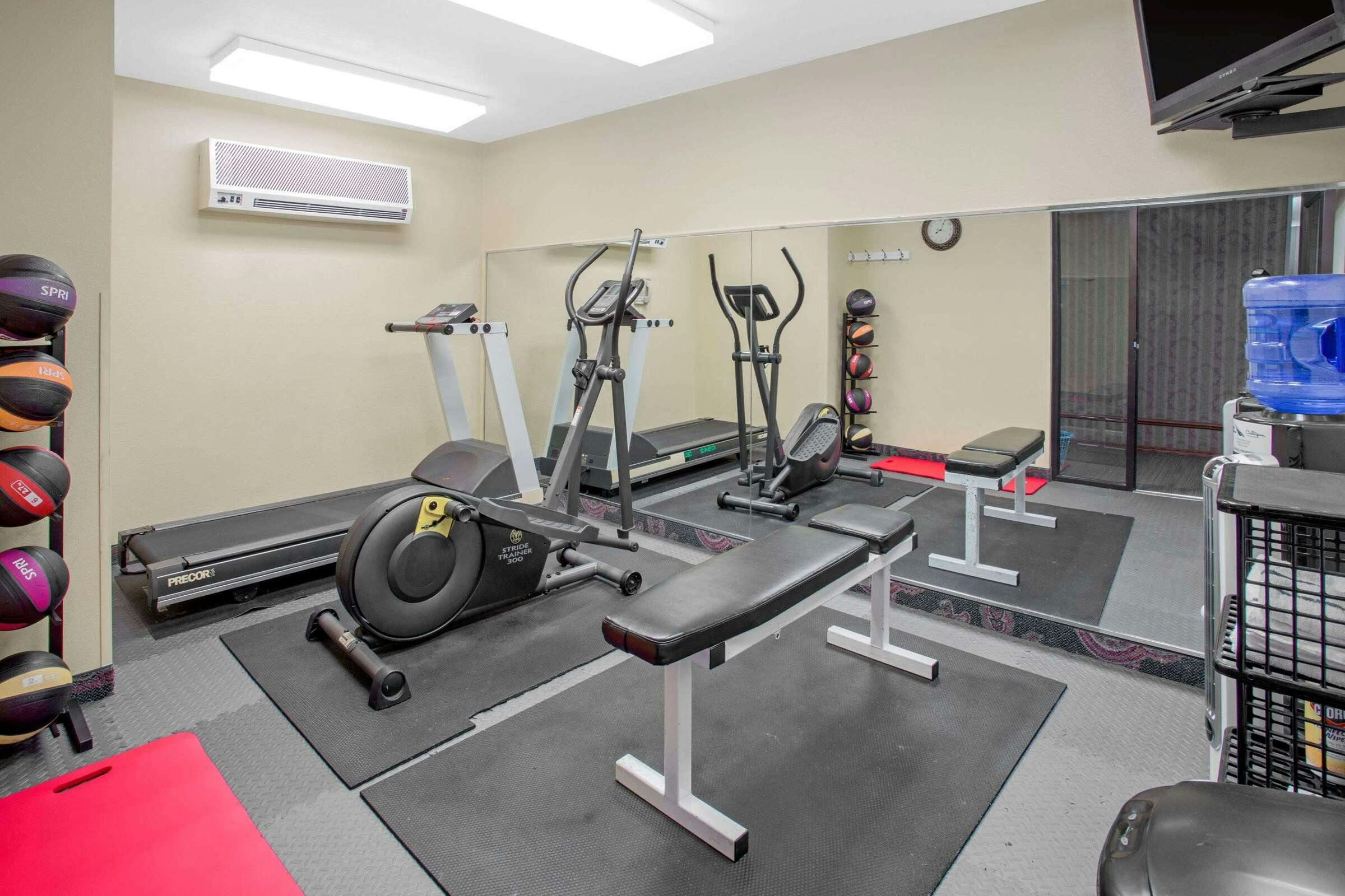 Hotel Days Inn by Wyndham Madison NE/Windsor photo 4