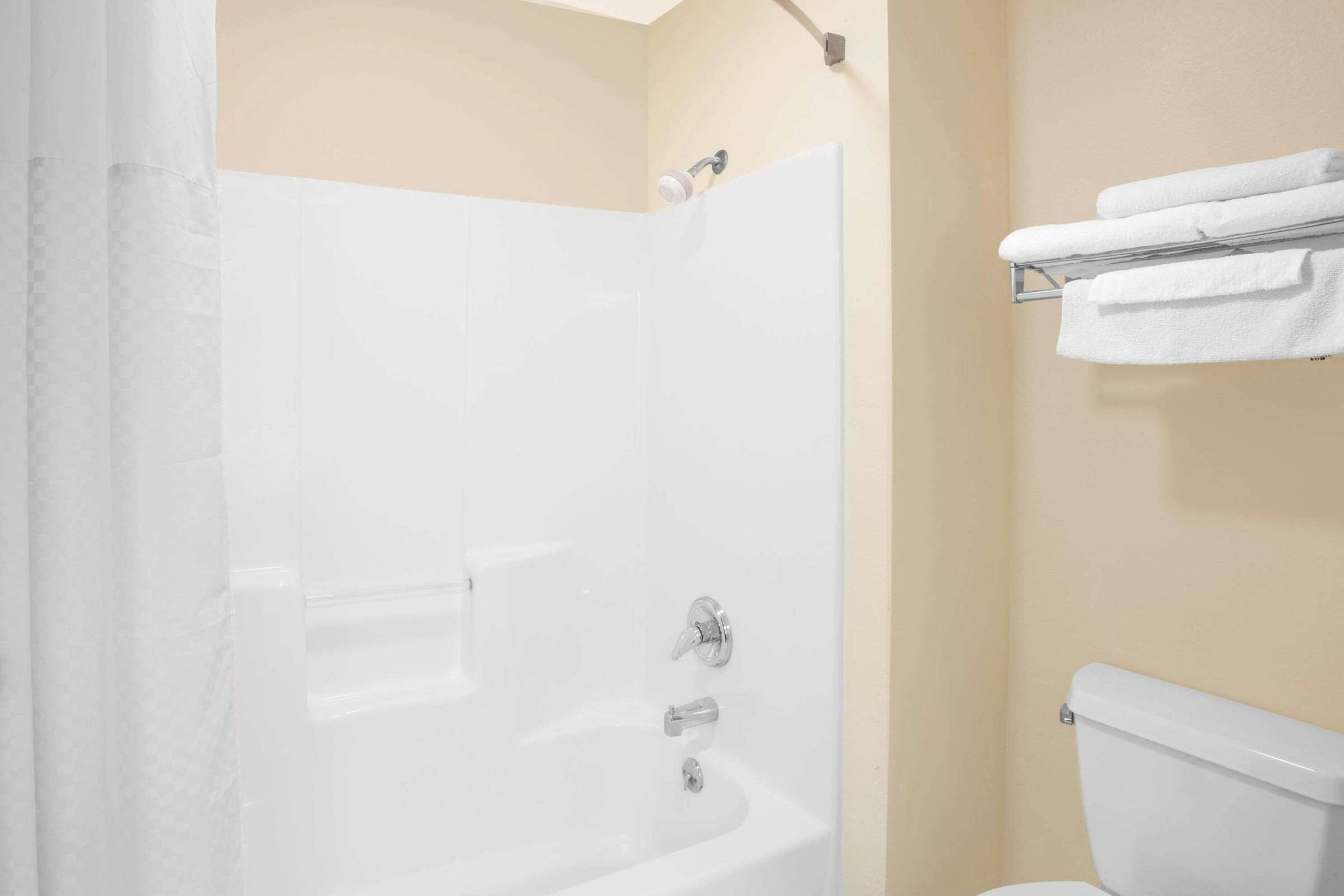 Hotel Days Inn by Wyndham Madison NE/Windsor photo 5