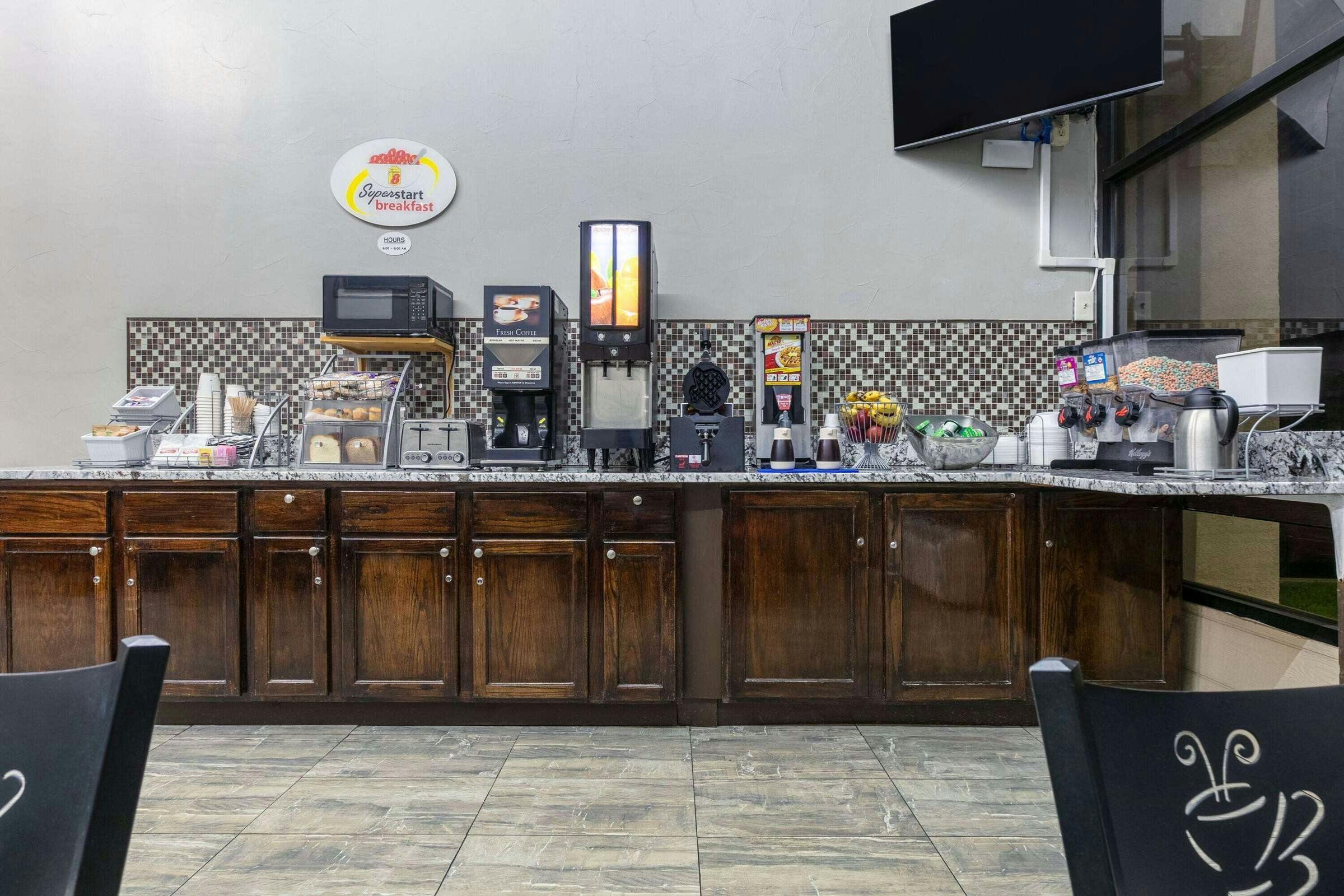 Hotel Super 8 by Wyndham Grand Prairie North photo 1