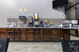 Hotel Super 8 by Wyndham Grand Prairie North photo 1