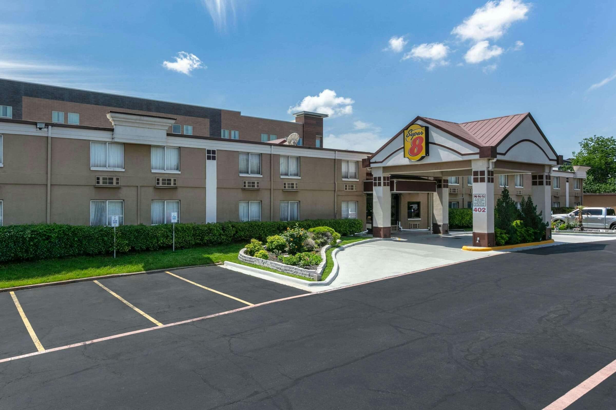 Hotel Super 8 by Wyndham Grand Prairie North photo 2