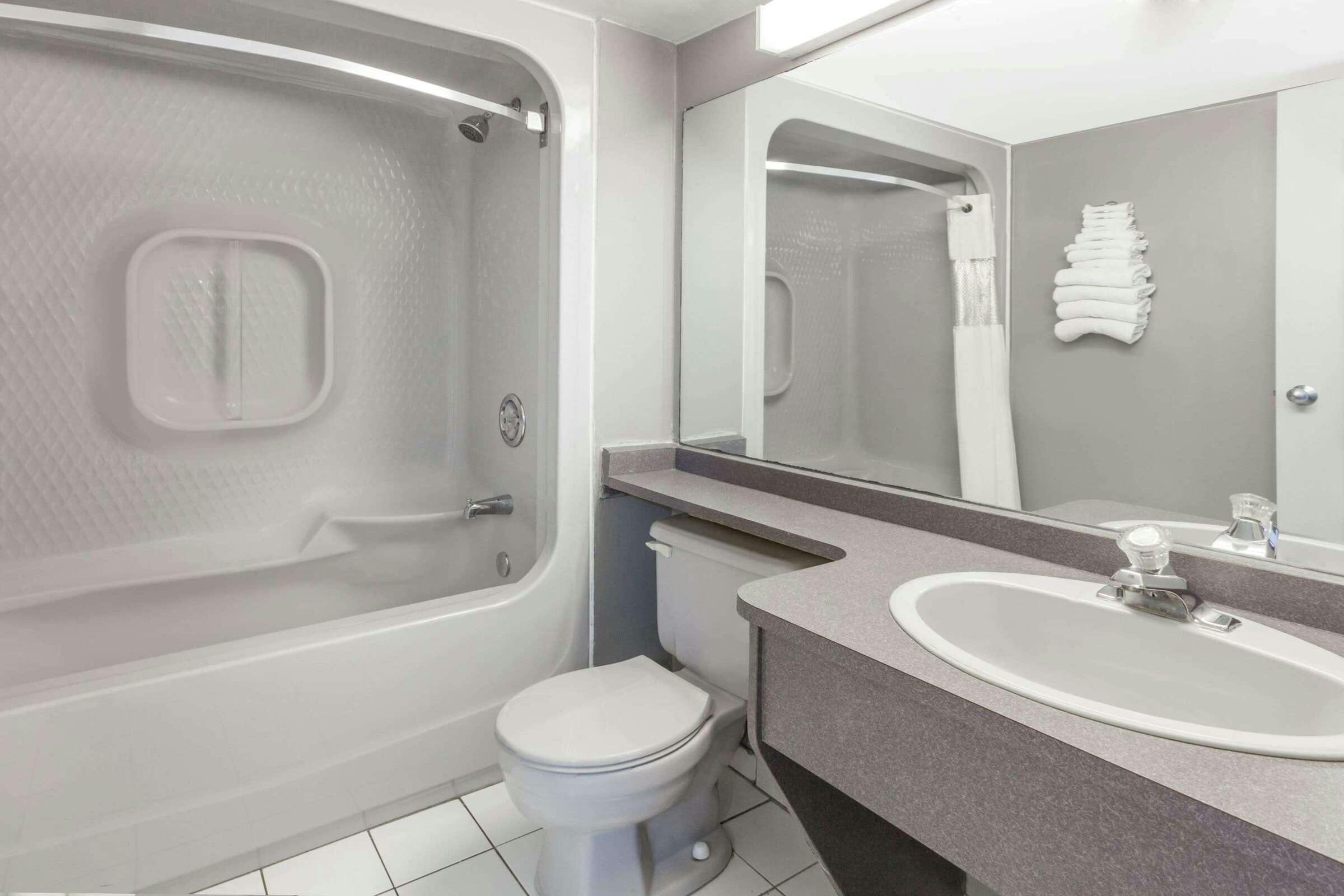 Hotel Howard Johnson by Wyndham Niagara Falls photo 1