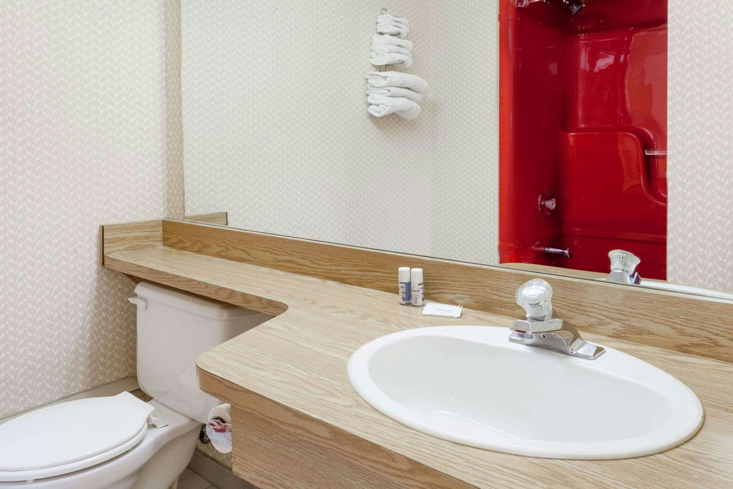 Hotel Howard Johnson by Wyndham Niagara Falls photo 2