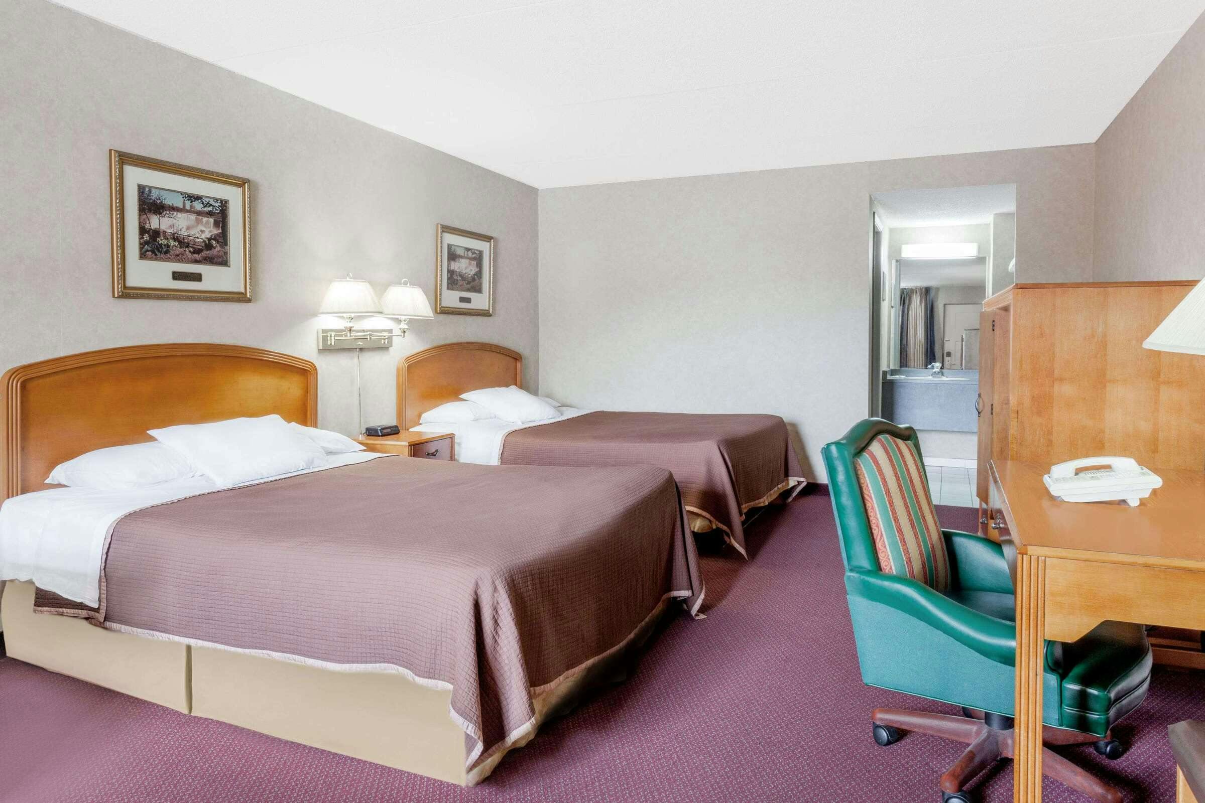 Hotel Howard Johnson by Wyndham Niagara Falls photo 3