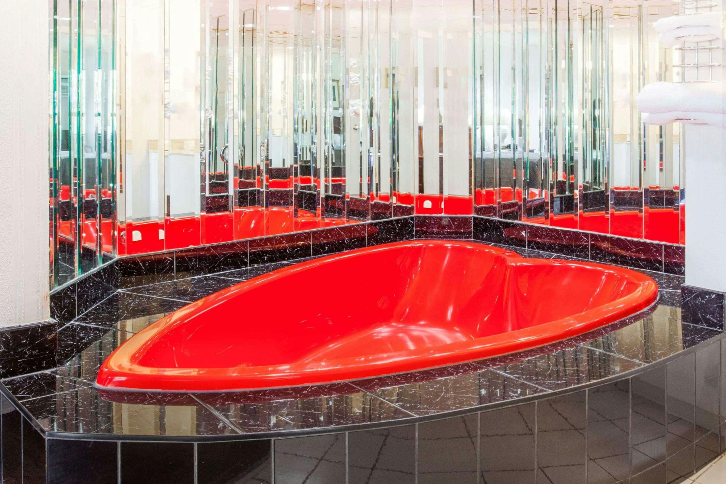 Hotel Howard Johnson by Wyndham Niagara Falls photo 4