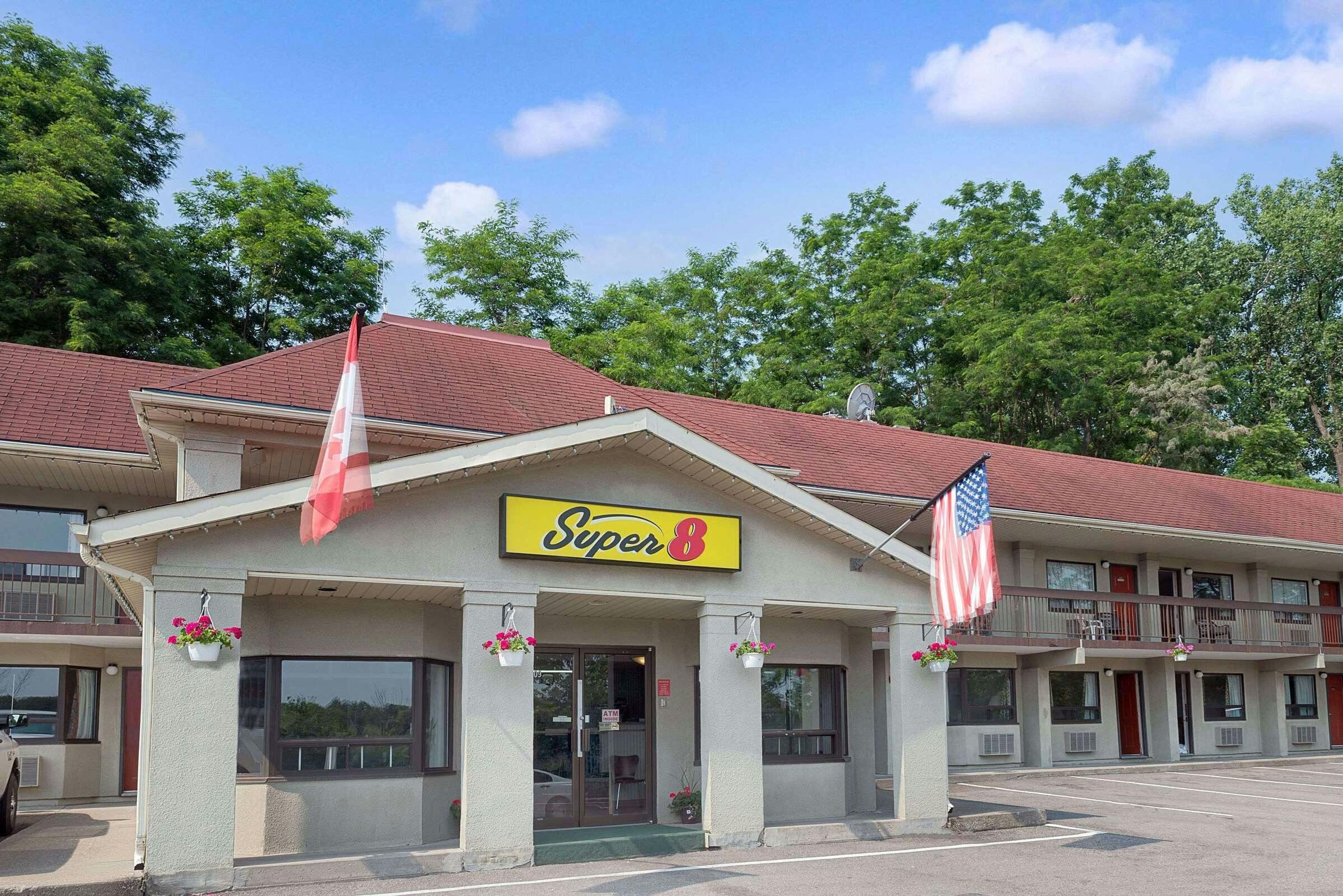 Hotel Super 8 by Wyndham Niagara Falls North photo 2