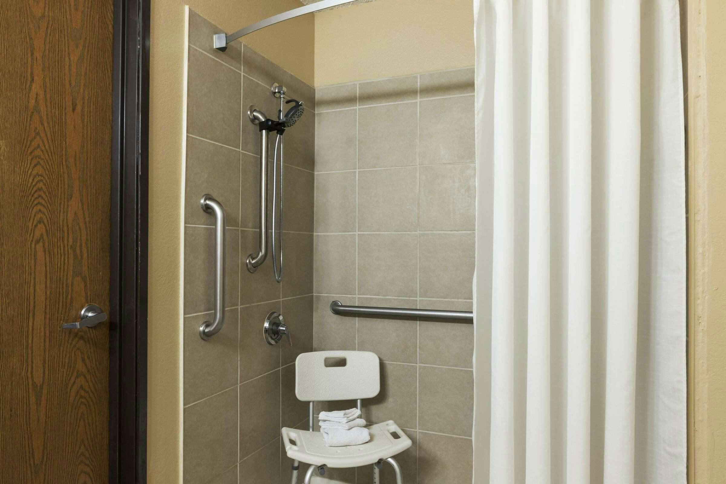 Hotel Super 8 by Wyndham Taylor/Detroit Area photo 2