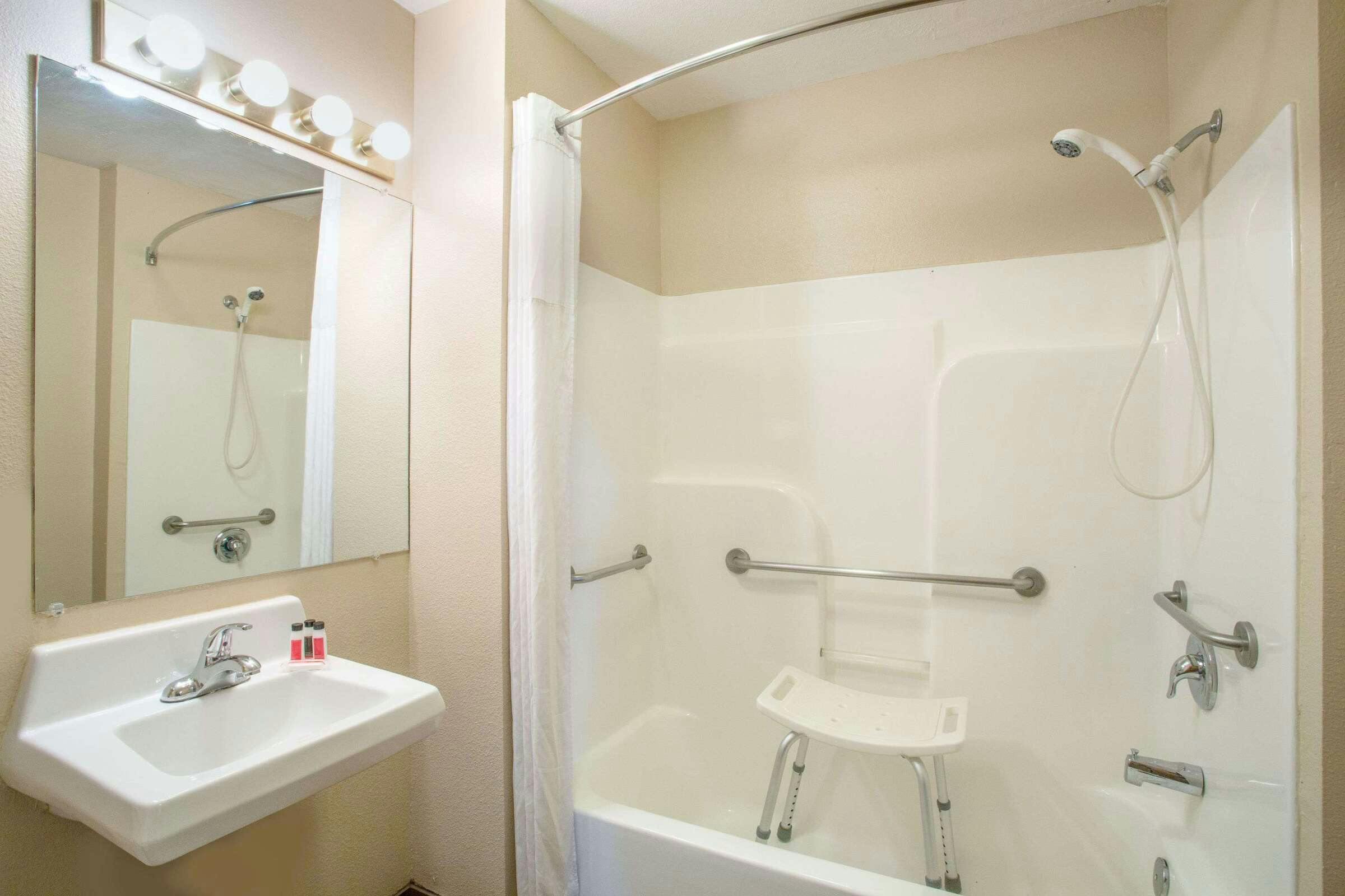 Hotel Days Inn by Wyndham Hurricane/Zion National Park Area photo 3