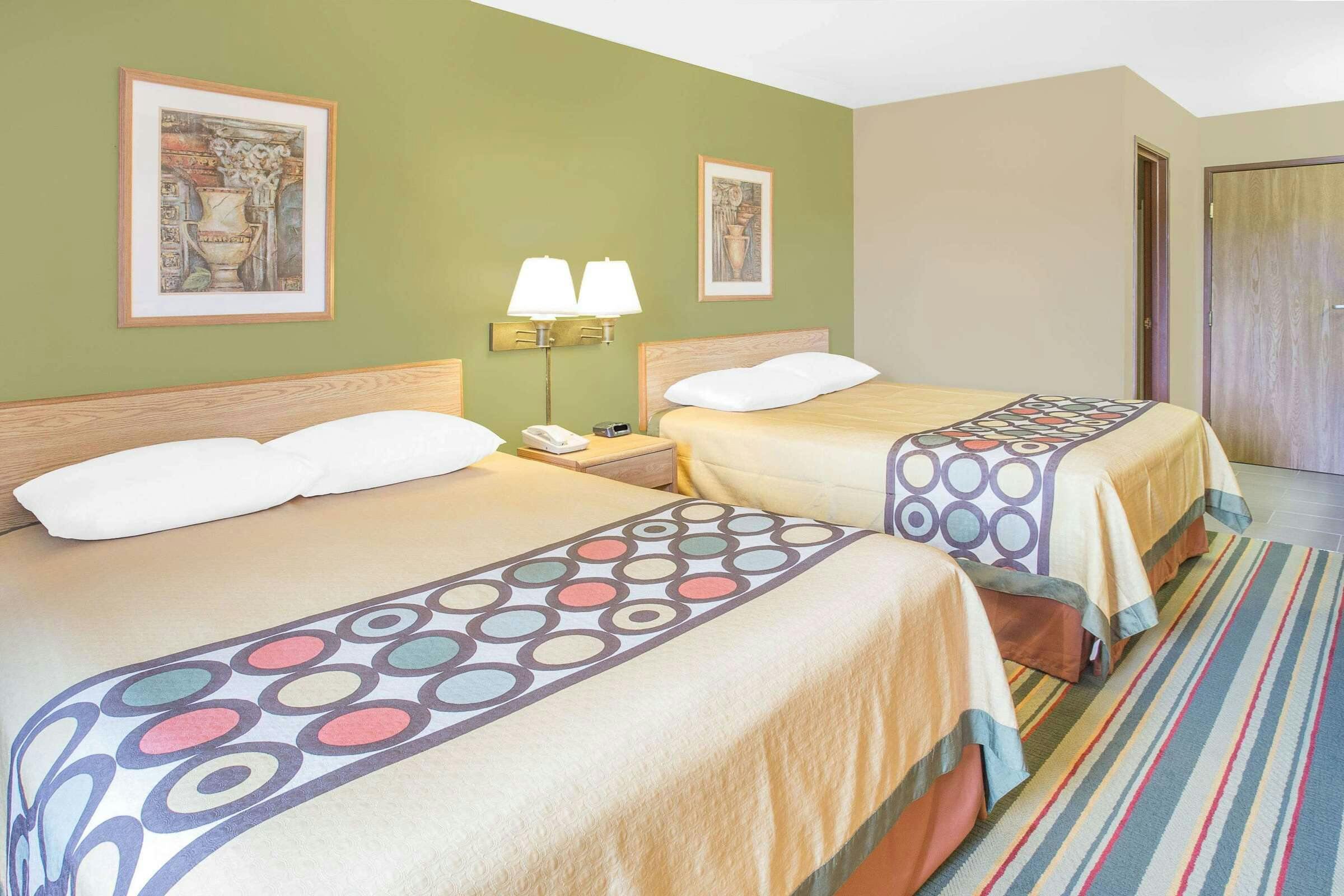 Hotel Super 8 by Wyndham East Moline photo 1