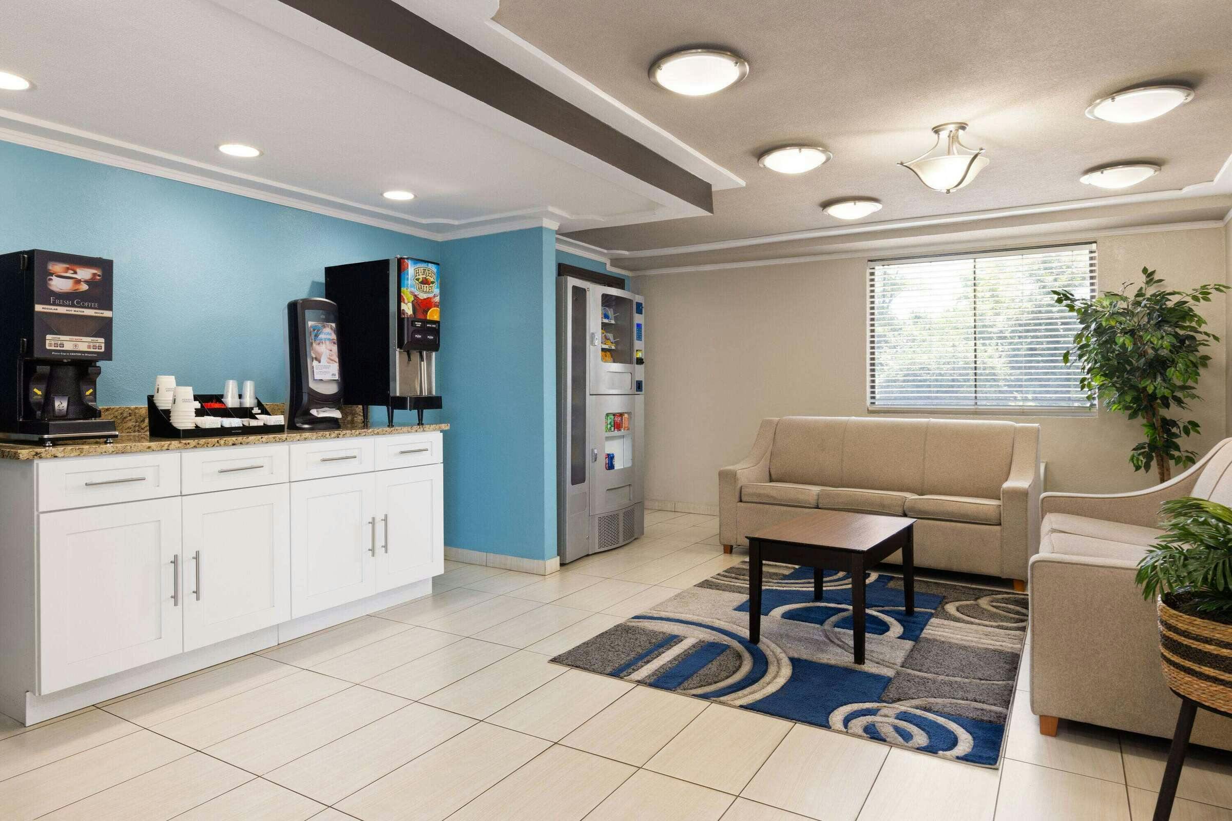 Hotel Days Inn Stes Indianapolis E photo 3