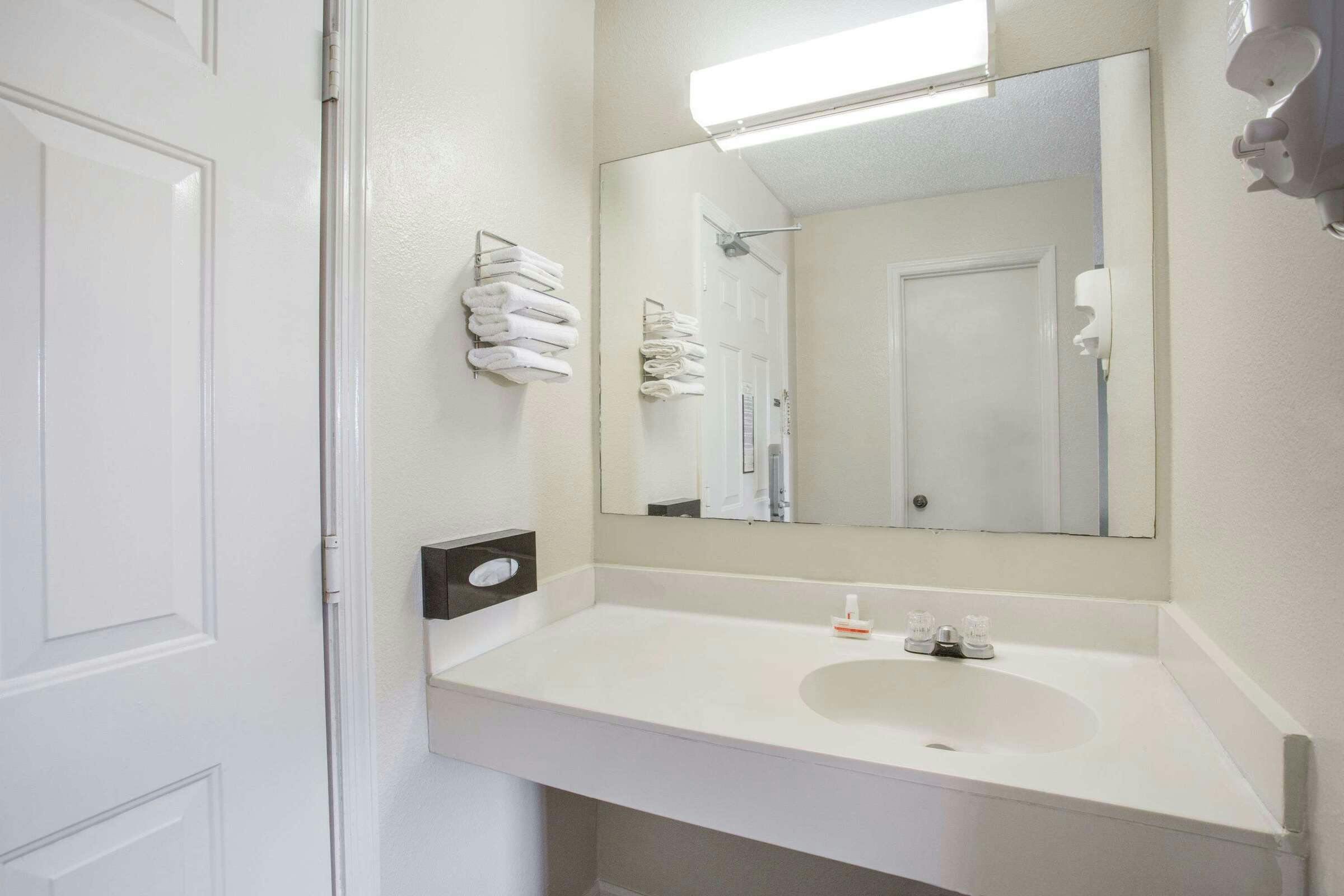 Hotel Super 8 by Wyndham Manning photo 4