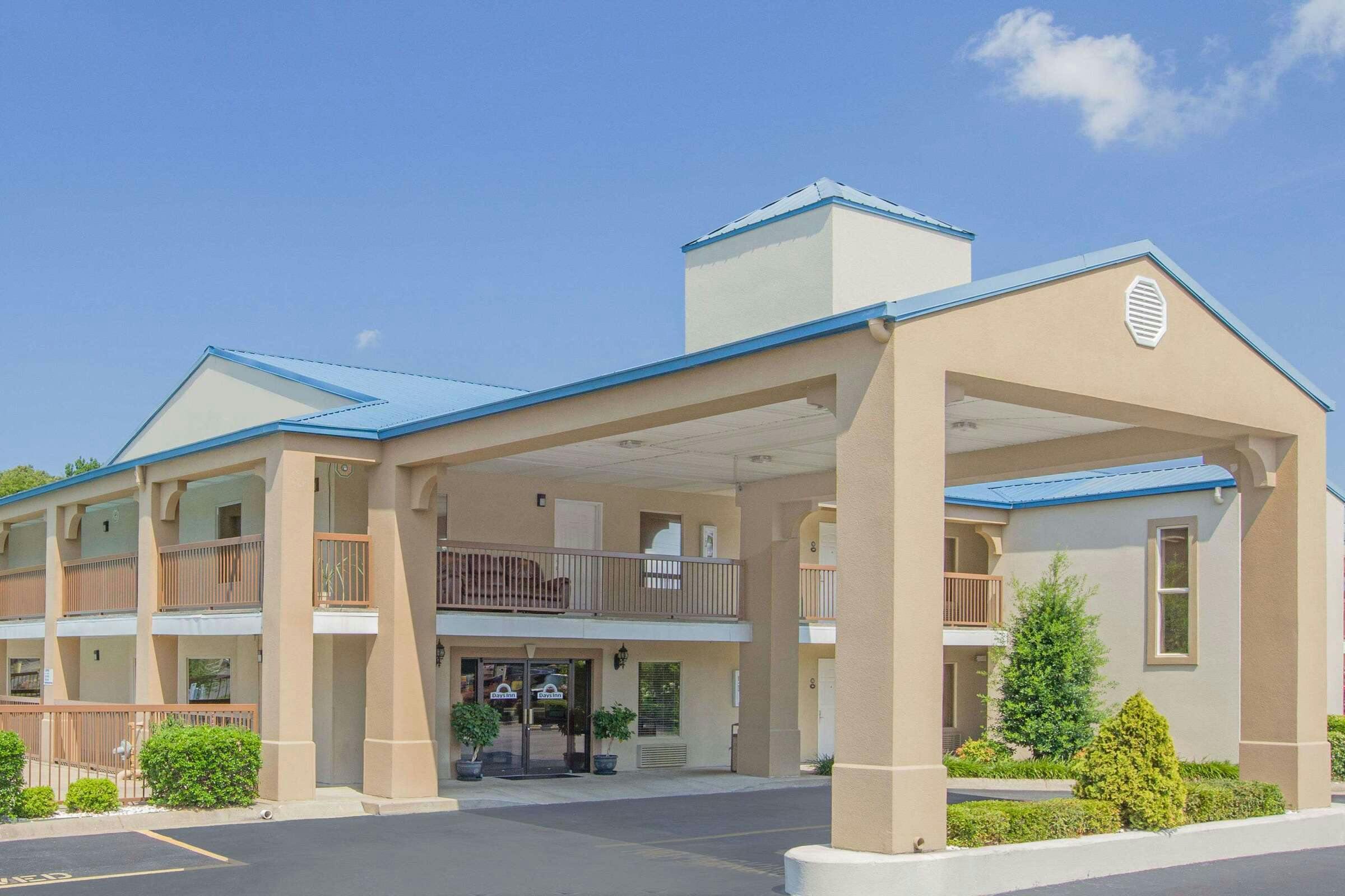 Days Inn and Suites Pine Bluff