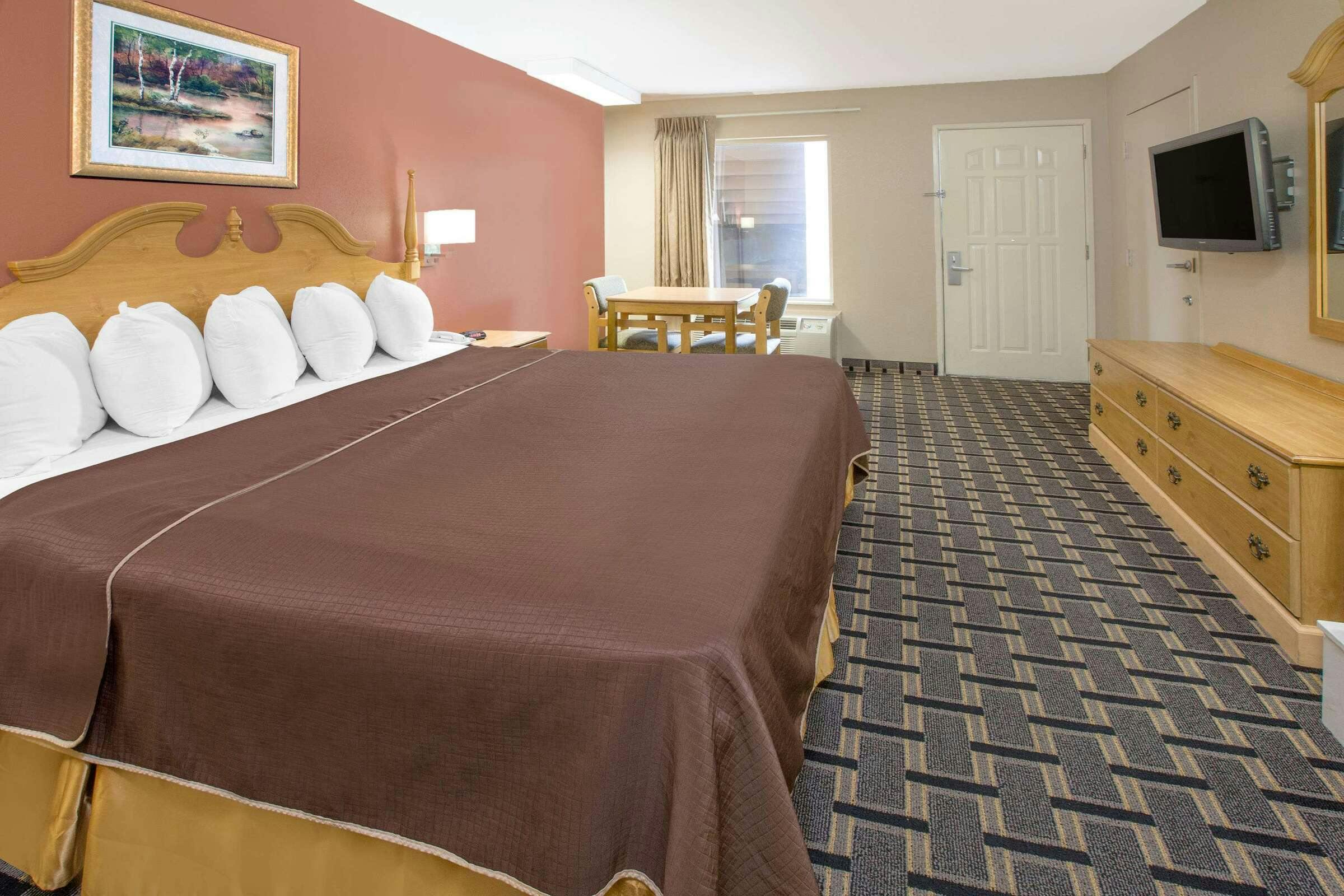Hotel Days Inn and Suites Pine Bluff photo 3