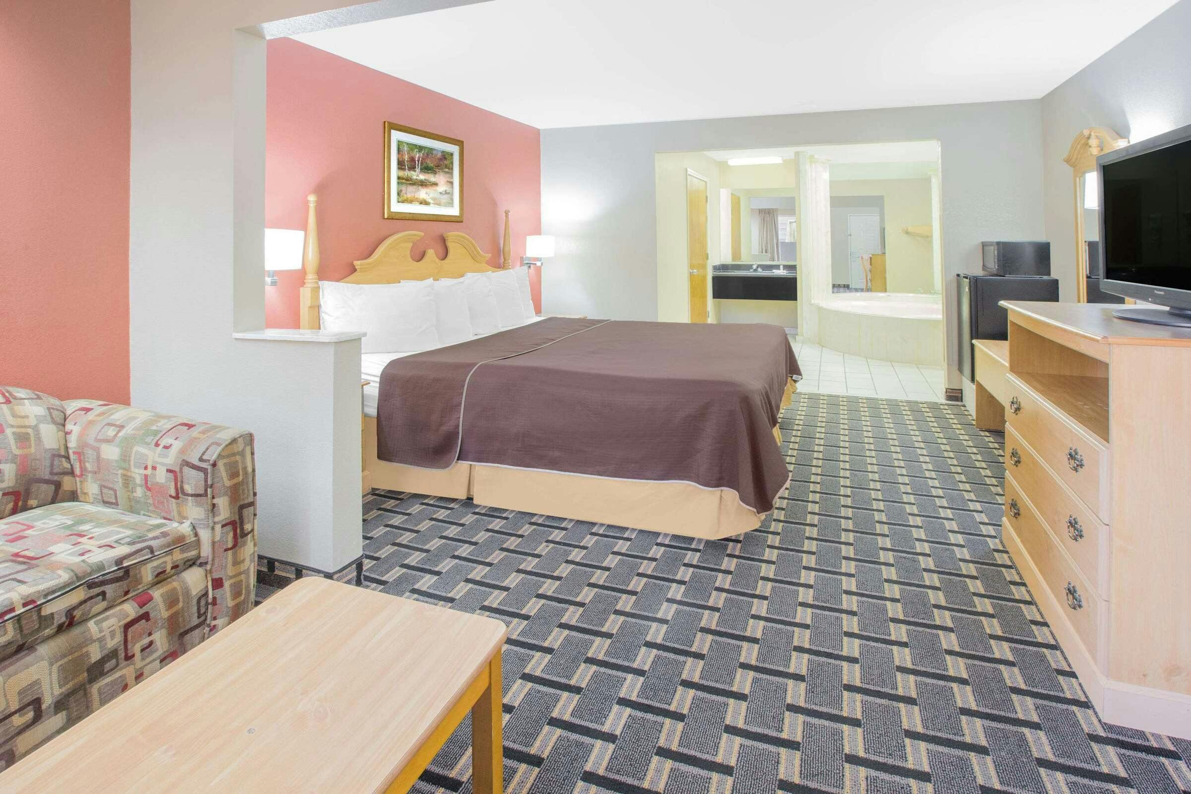 Hotel Days Inn and Suites Pine Bluff photo 4